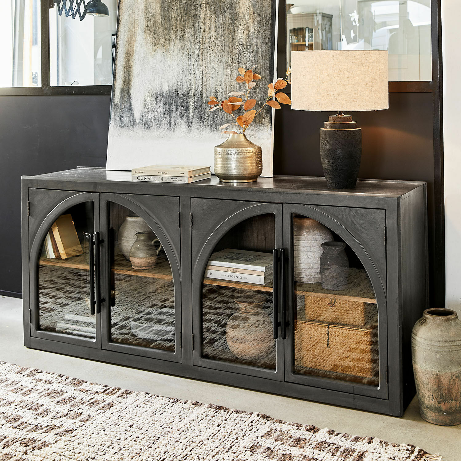 Buffet bas Chaloraine Buffet en bois noir avec portes vitrées et décorations vintage pour salon élégant