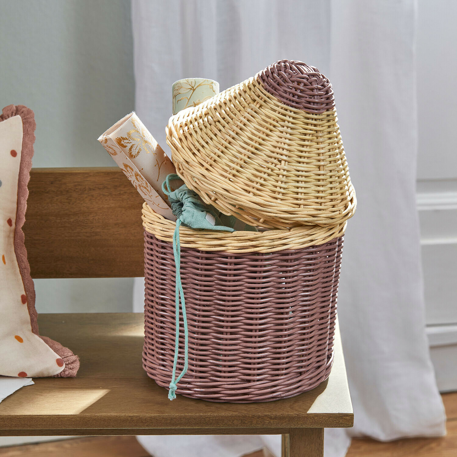 Panier en rotin bicolore beige et rose avec couvercle, parfait pour ranger décorations et petits objets