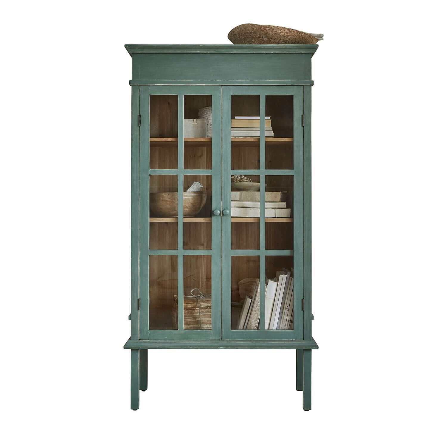 Armoire Faymere Vitrine en bois vert avec portes vitrées et étagères contenant livres et objets décoratifs