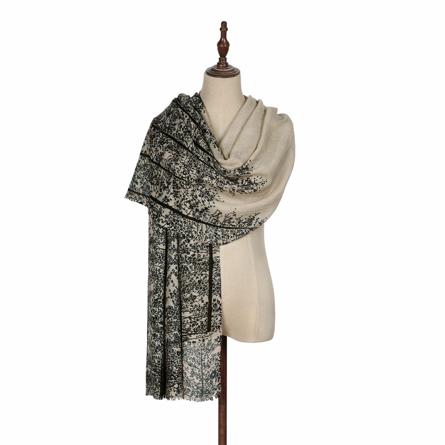 Sjaal Daralon Beige sjaal met zwart plantenpatroon op paspop, zachte stof, modieuze accessoire