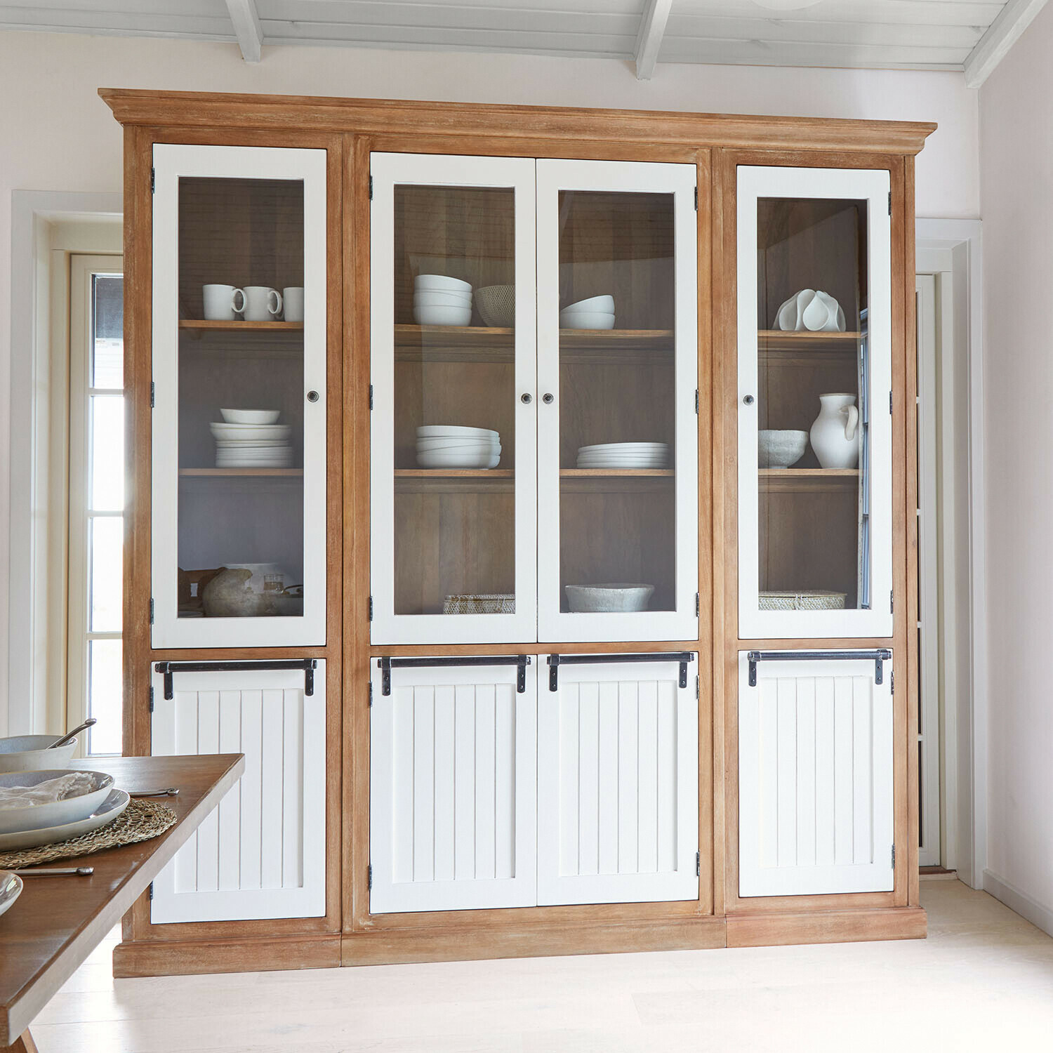 Vitrine Isaverny Grande vitrine en bois avec portes blanches et panneaux vitrés, meuble de rangement pour vaisselle