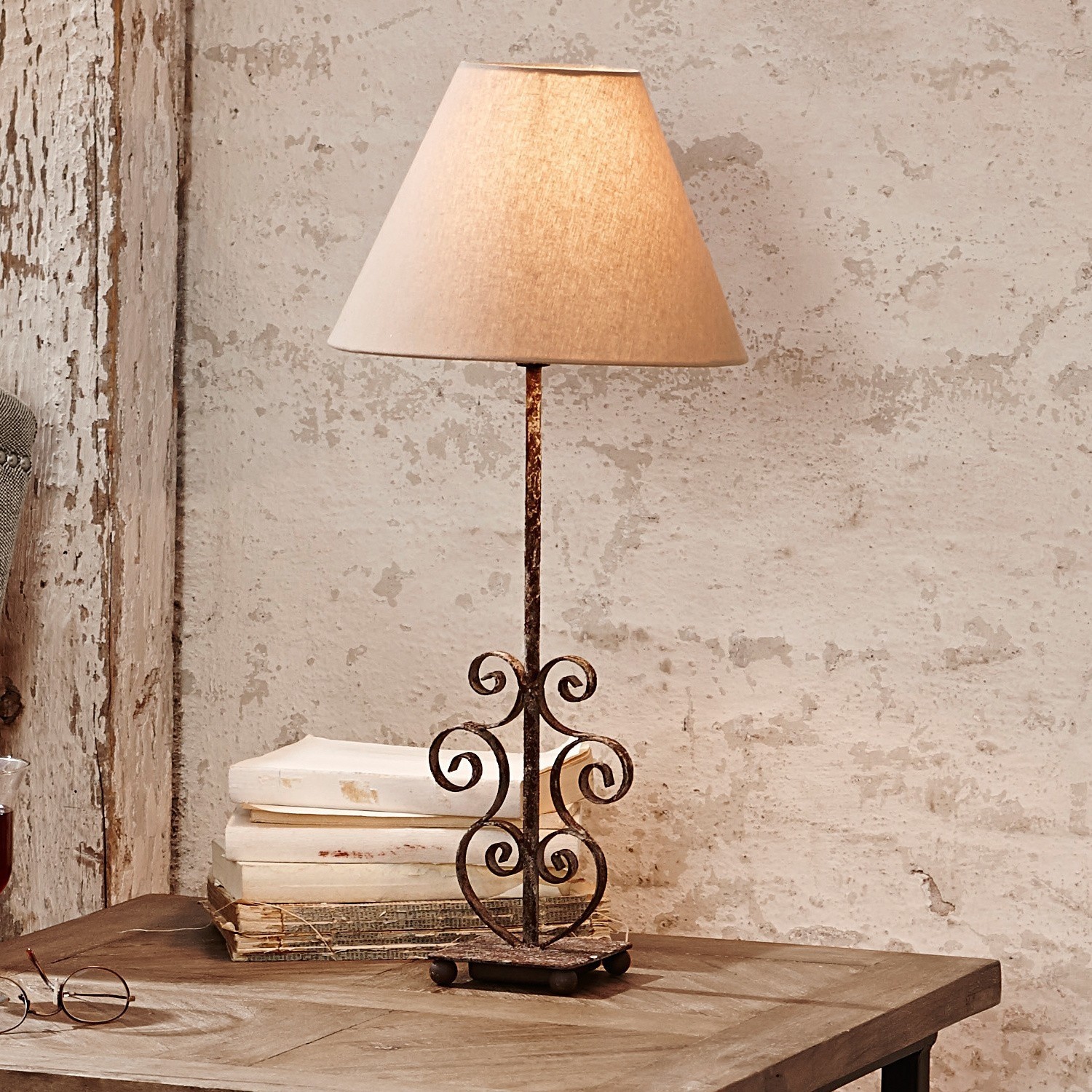 Tafellamp Clamart Tafellamp met rustieke metalen voet en beige kap op houten tafel