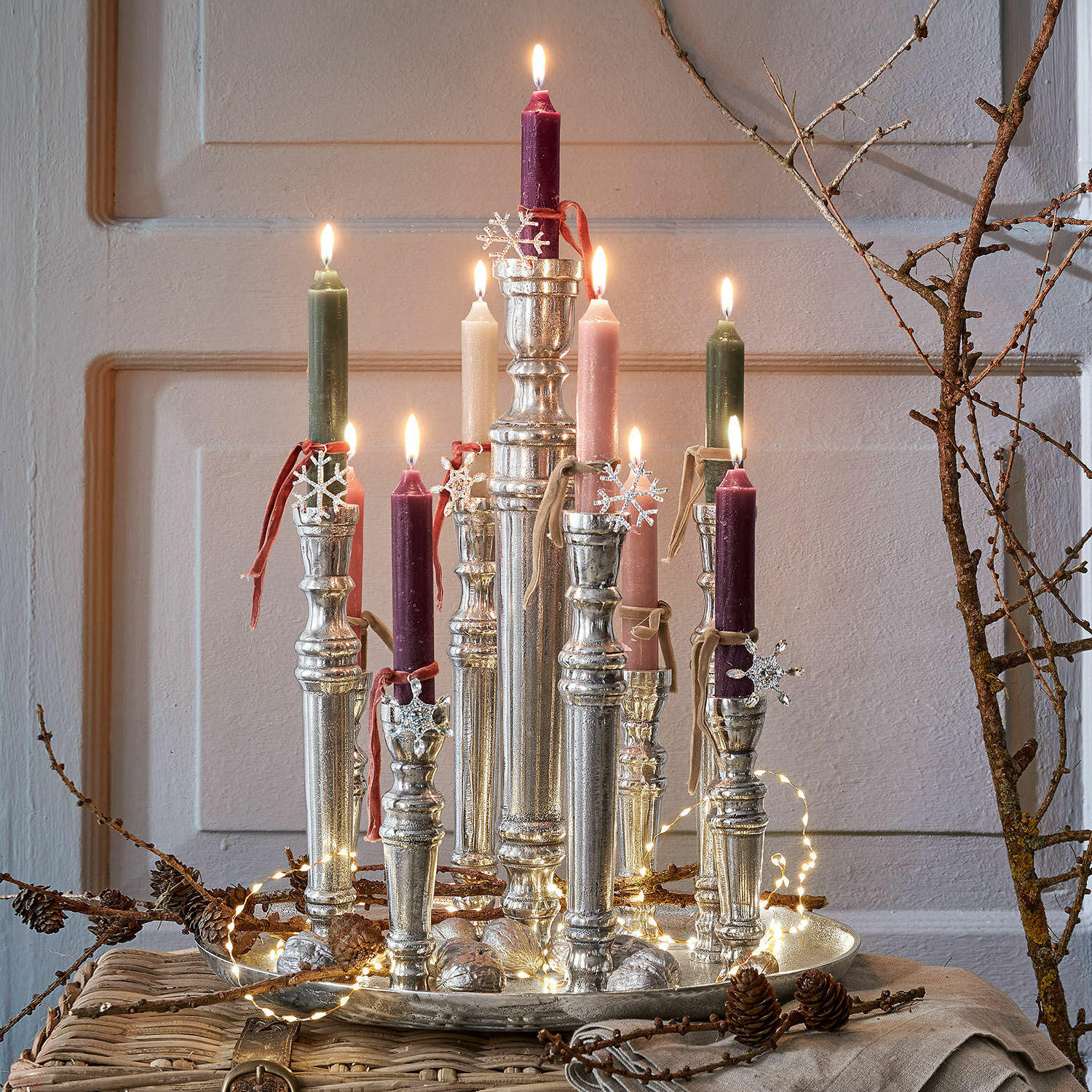 Chandelier Calcot Chandelier décoratif en métal avec neuf bougies colorées et décorations de Noël scintillantes