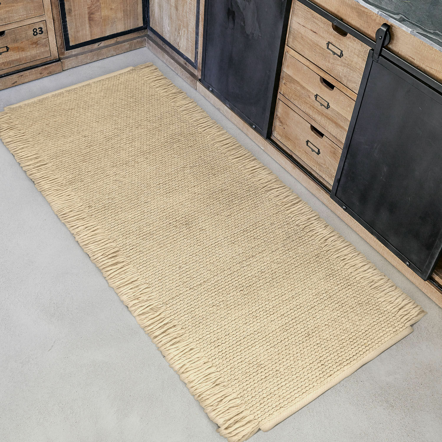 Loper Levraut Beige vloerkleed met franjes van natuurlijk materiaal op keukenvloer, interieurdecoratie