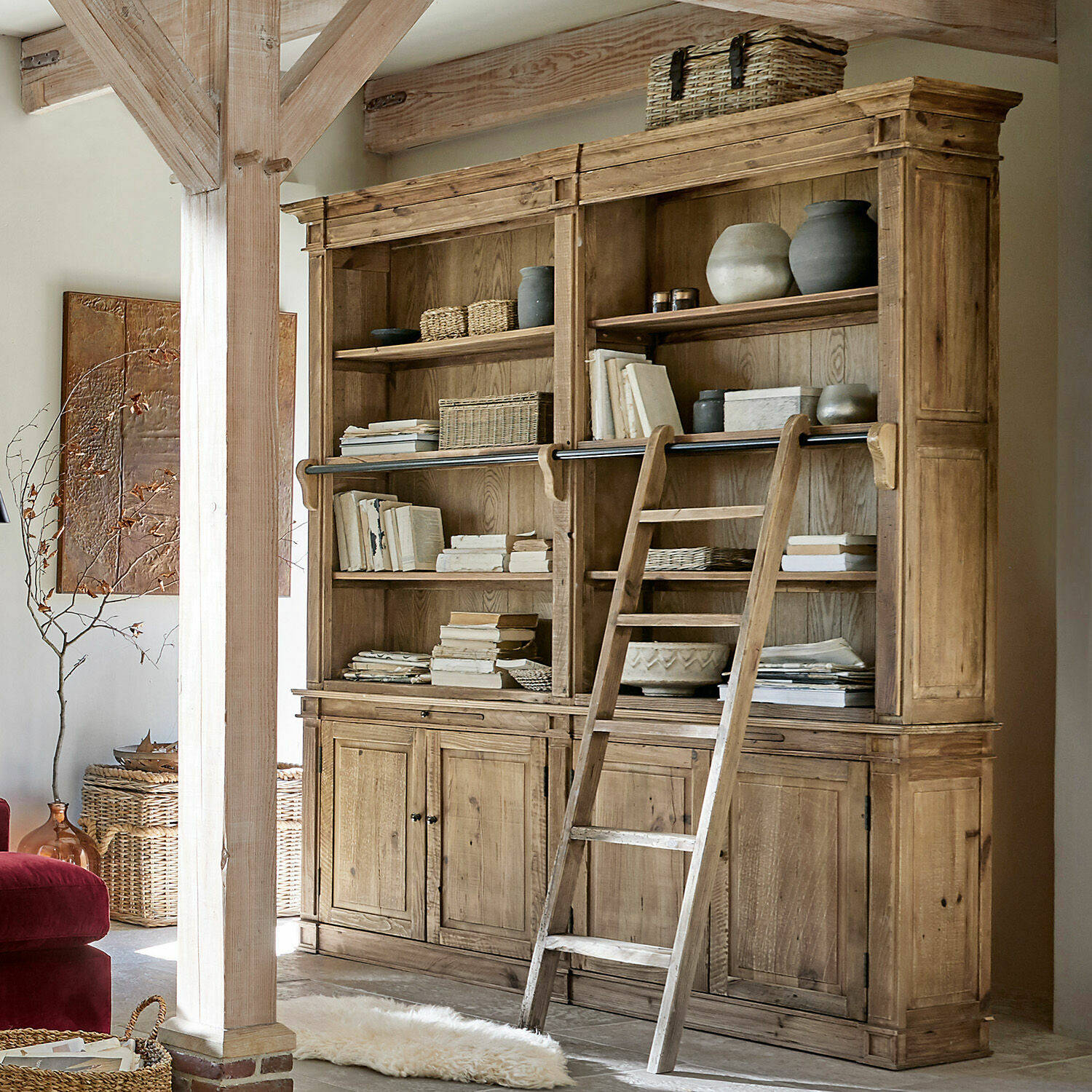 Kast Livera Grote houten boekenkast van natuurlijk hout met ladder en decoraties, rustieke woonkamermeubel