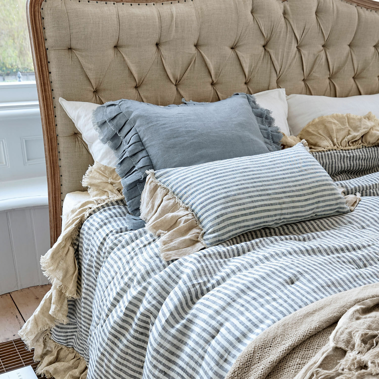Kussenhoes set van 2 Alexane Beige gestoffeerd hoofdeinde met gestreept beddengoed en linnen kussens in natuurlijke kleuren