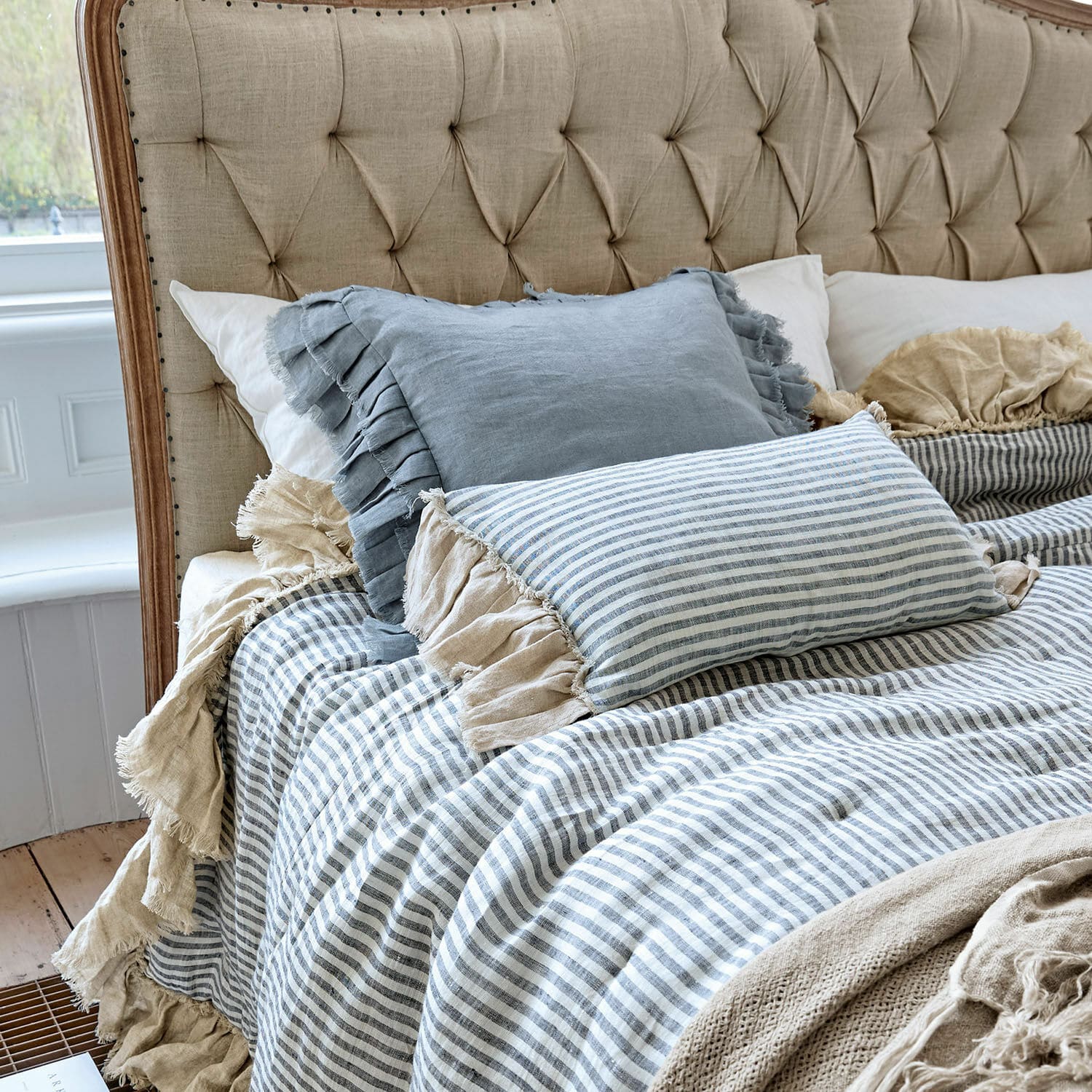 Kussenhoes set van 2 Alexane Beige gestoffeerd hoofdeinde met gestreept beddengoed en linnen kussens in natuurlijke kleuren