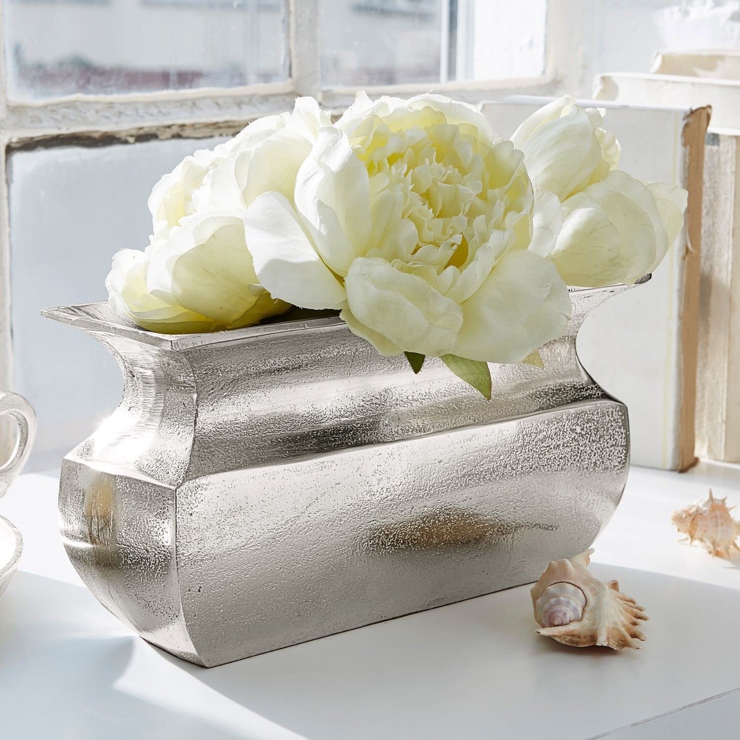 Vase Cyrian Vase décoratif en métal argenté avec fleurs blanches, décoration élégante pour intérieur lumineux