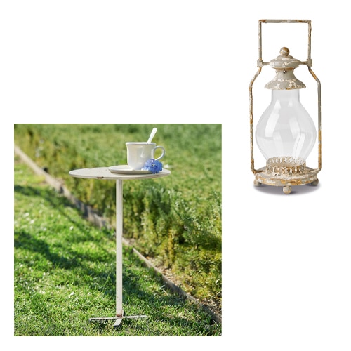 Table d'extérieur en métal clair avec tasse et fleur sur pelouse, mobilier de jardin