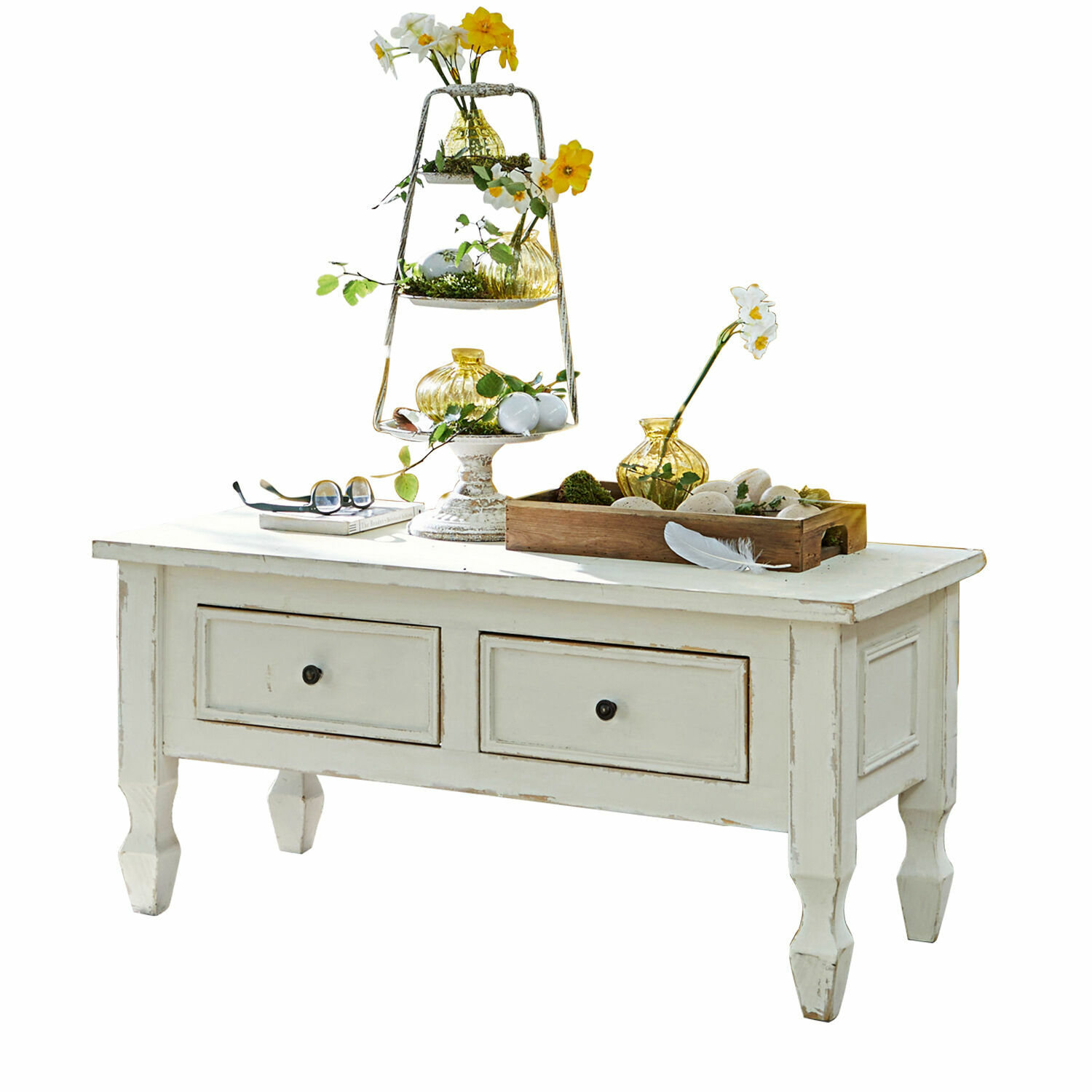 Salontafel Yurielka Witte houten salontafel met lades en lentebloemen en glazen decoratie erop