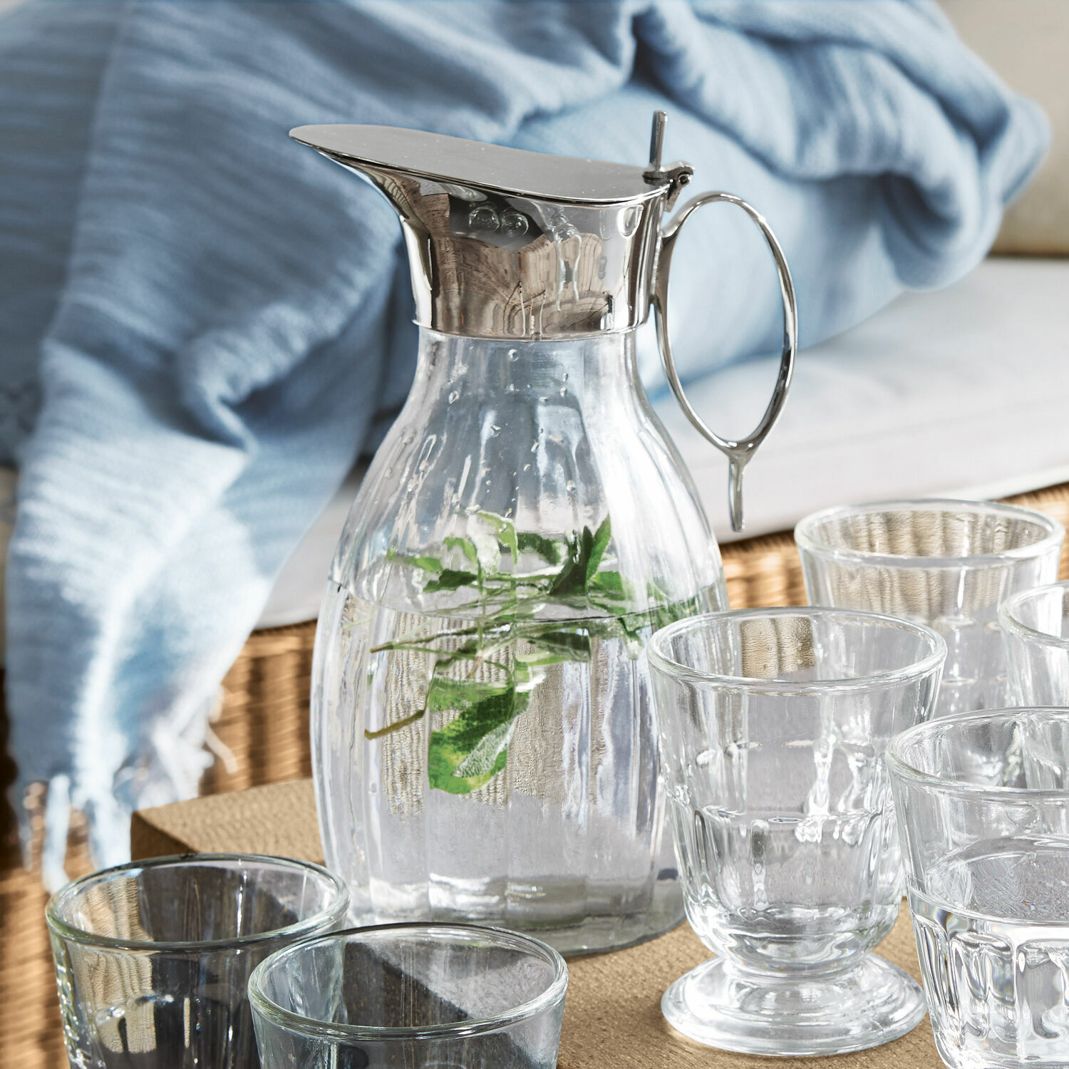 Kan Agudelle Glazen karaf met metalen deksel en handvat, water met kruiden, meerdere glazen op tafel