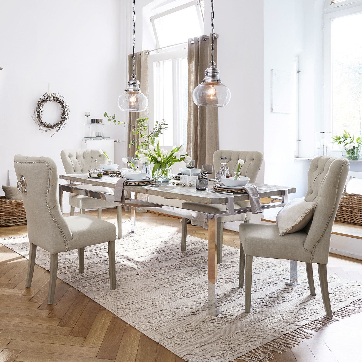 Chaises rembourrées beige clair et table avec pieds métalliques dans une salle à manger moderne