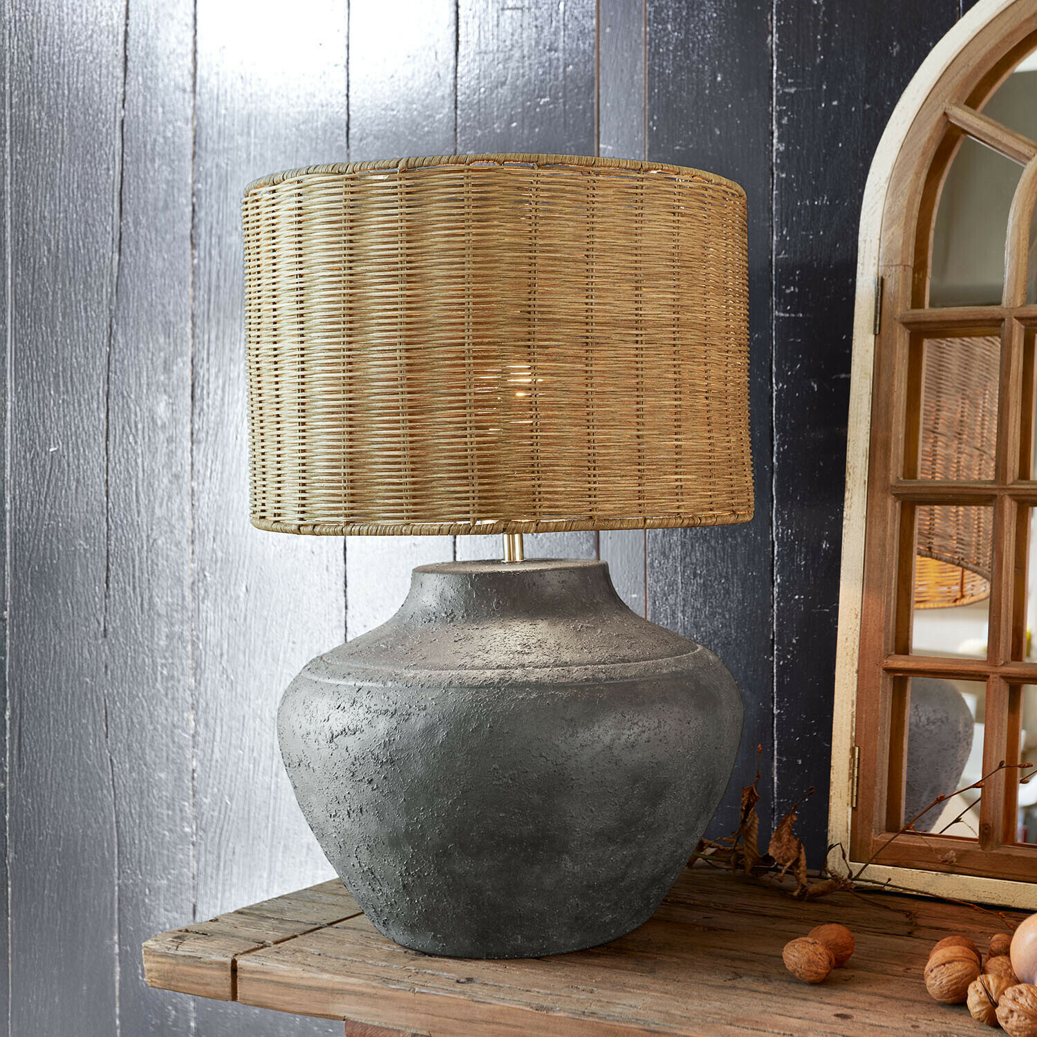 Lampe à poser Mirodella Lampe de table avec base en béton et abat-jour en osier naturel pour décoration rustique