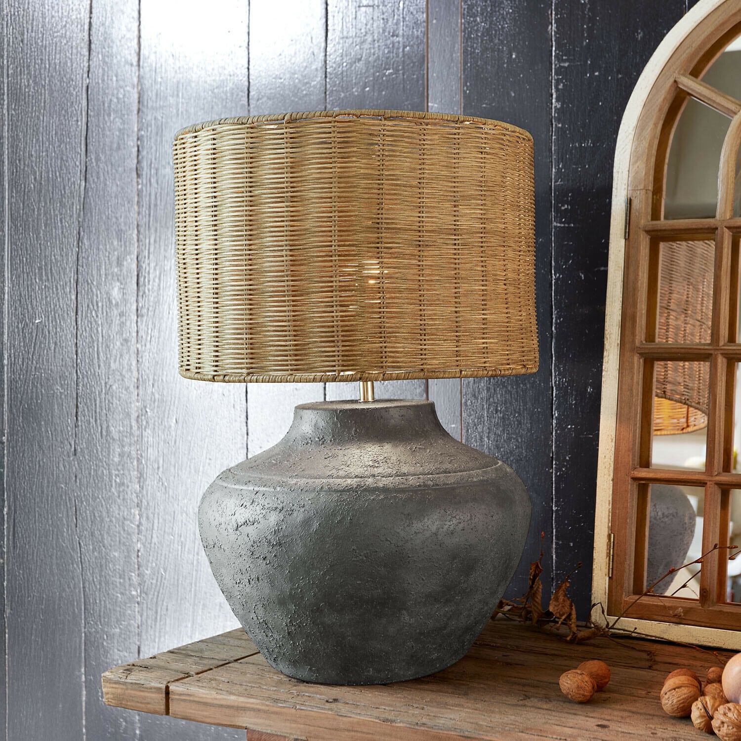 Lampe à poser Mirodella Lampe de table avec base en béton et abat-jour en osier naturel pour décoration rustique