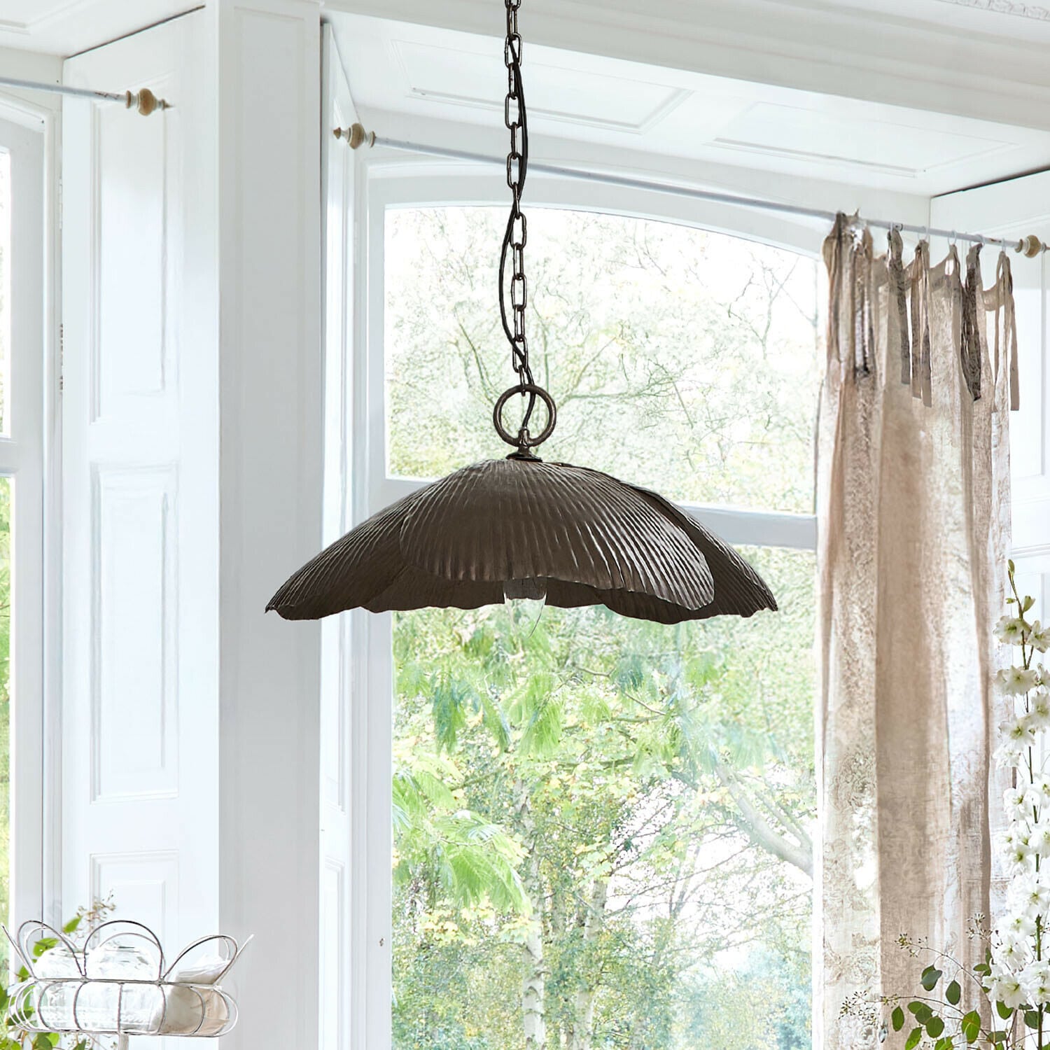 Hanglamp Jardin Élance Hanglamp van donkergrijs metaal in bladvorm, decoratieve verlichting voor lichte woonkamers