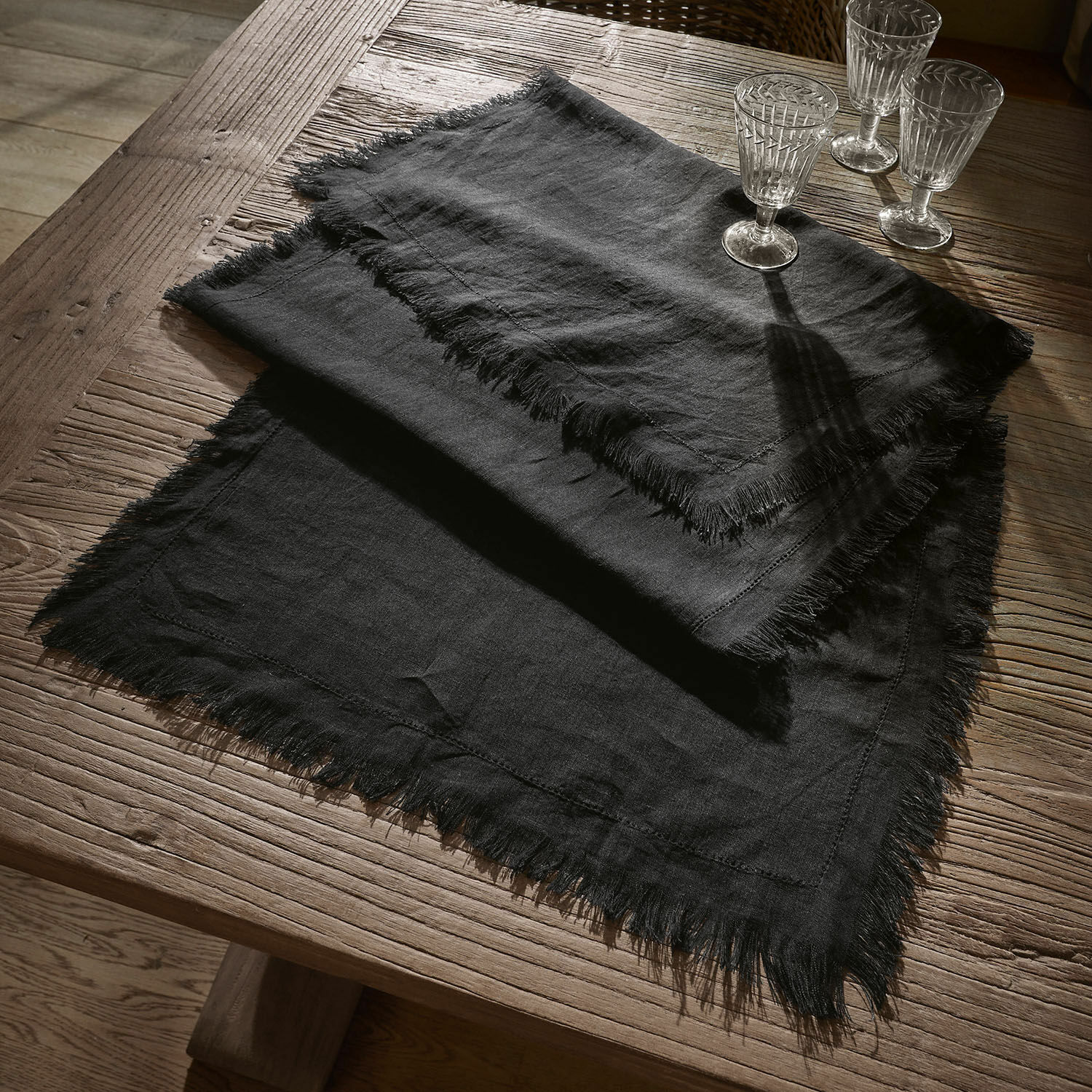 Tafelloper Pibrac Zwart linnen tafellaken met franjes op houten tafel, stijlvolle tafeldecoratie