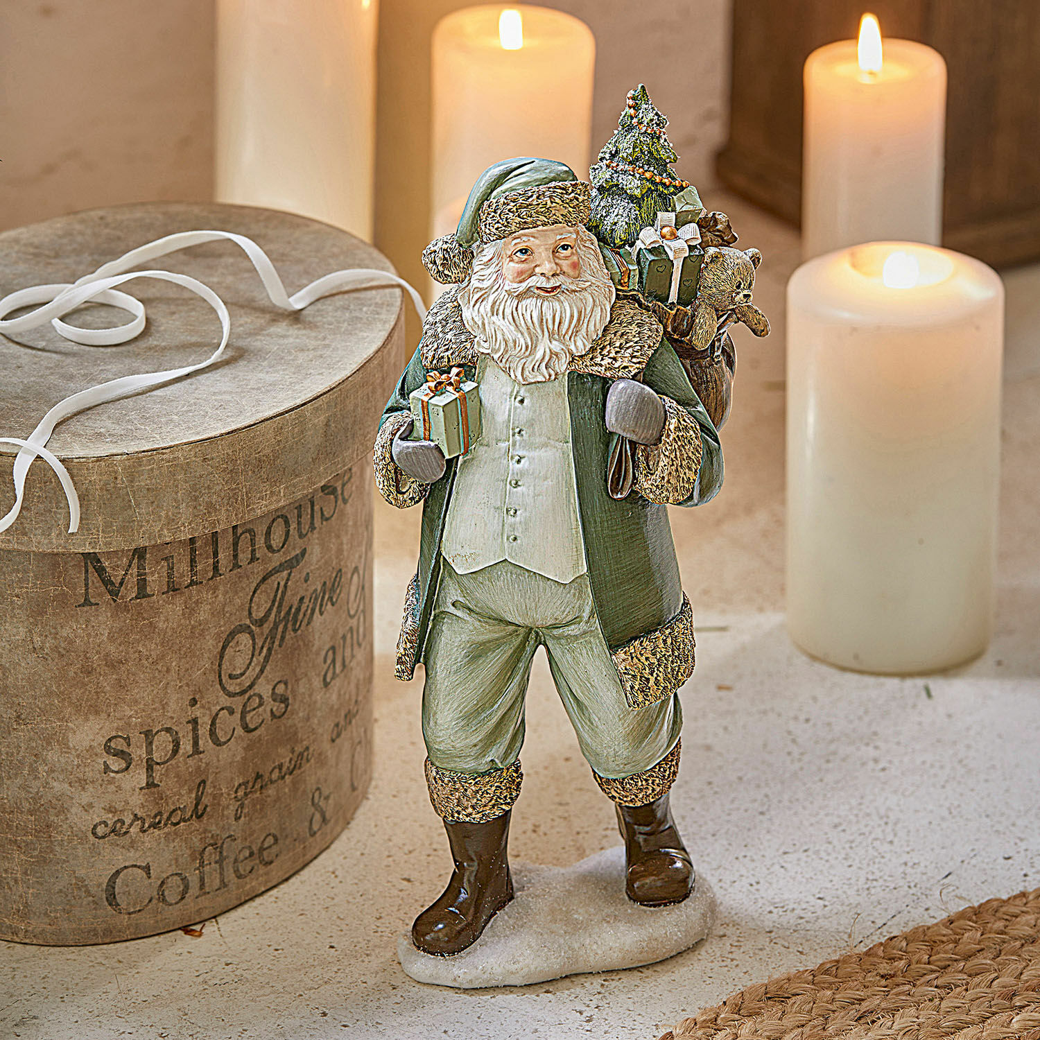 Decoratieve kerstman Douilly Kerstmanfiguur in groene jas met cadeaus, kerstdecoratie van kunststof