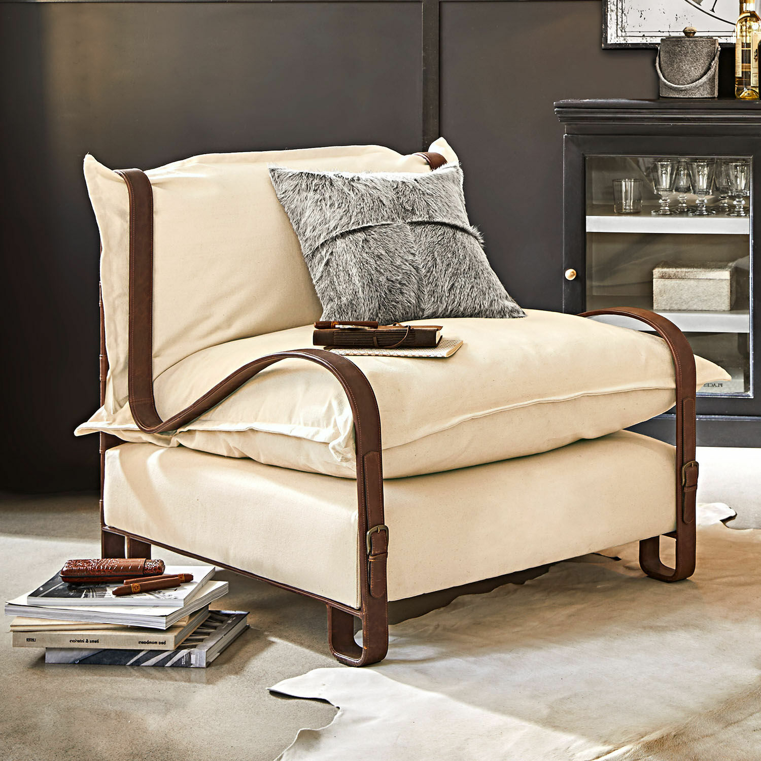 Fauteuil Garsington Beige katoenen fauteuil met bruine leren riemen, moderne woonkamerstoel