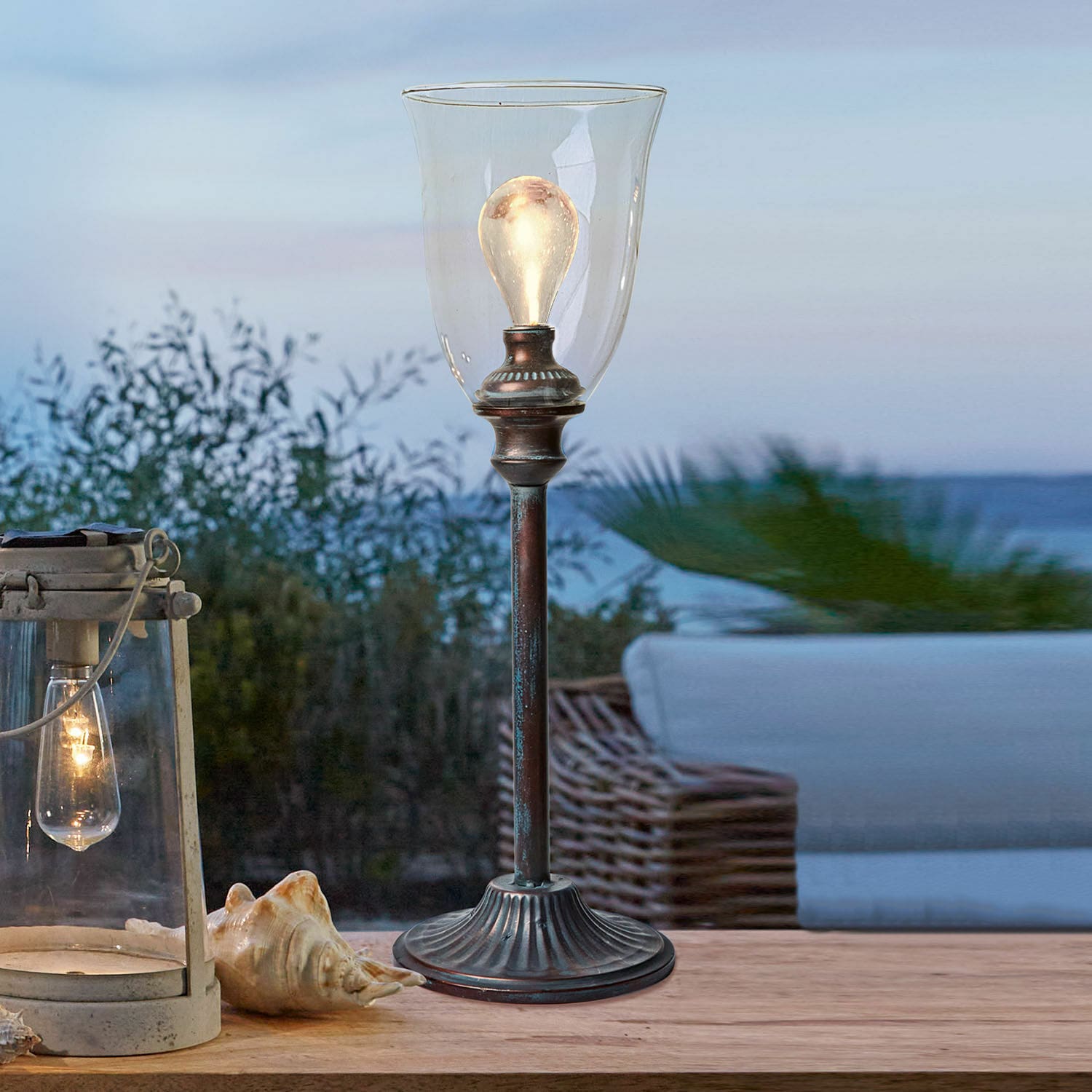Lanterne LED rechargeable Goulette Lampe de table en métal rouillé avec abat-jour transparent et ampoule LED pour décoration intérieure et extérieure