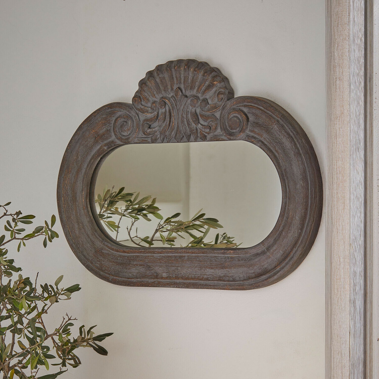 Spiegel Elvéric Ovaal spiegel van donker hout met decoratief gesneden patroon, vintage stijl voor woonkamer