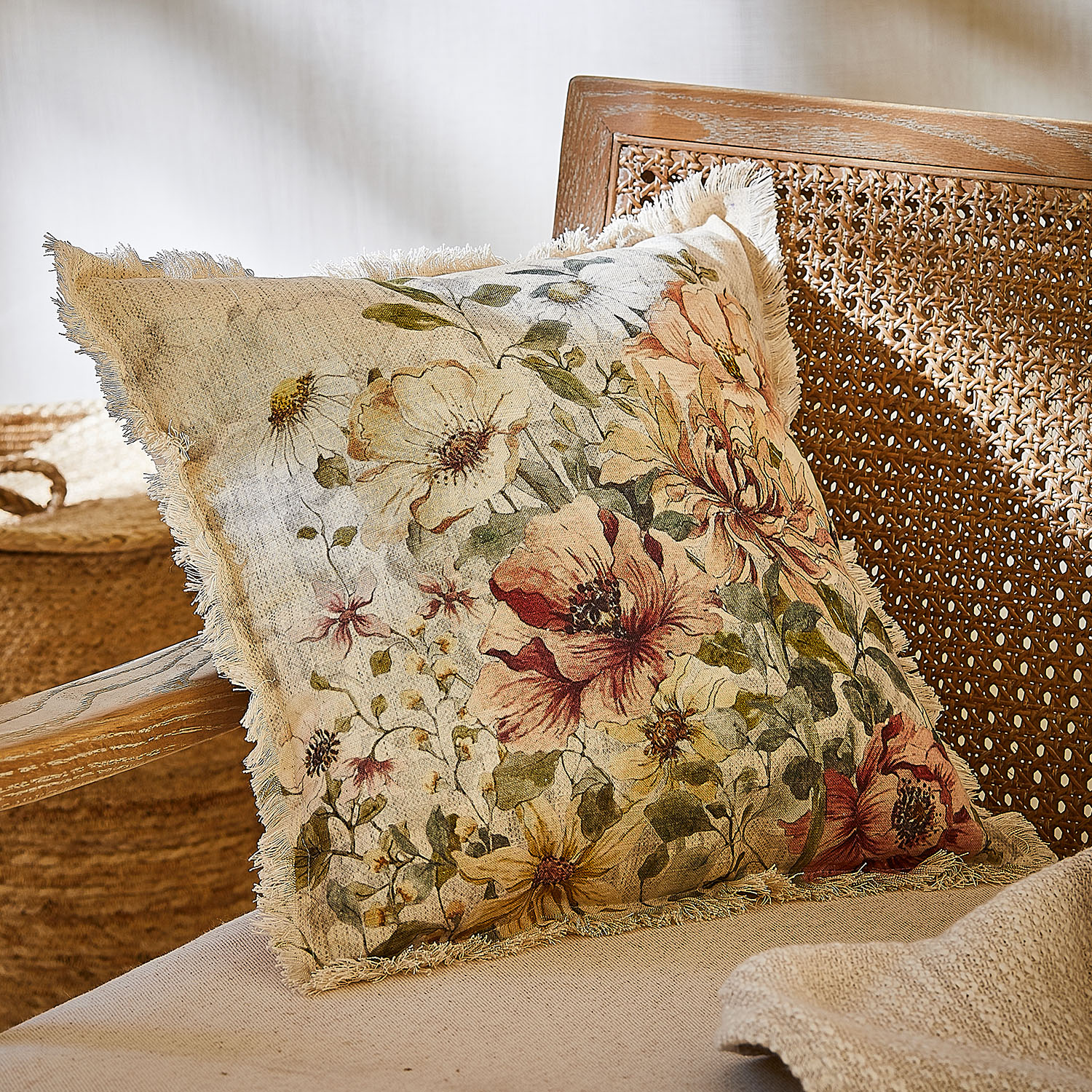 Coussin décoratif en coton avec motif floral et franges dans des tons naturels pour salon