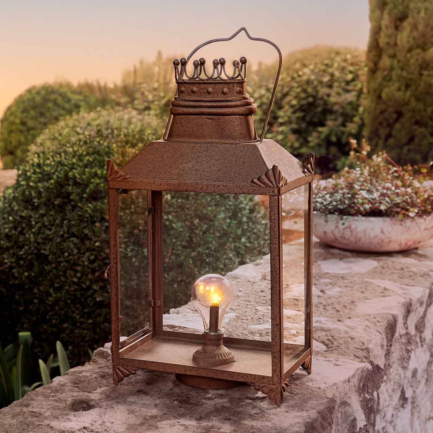 Rustieke metalen lantaarn met helder glas en gloeilamp, vintage tuindecoratie
