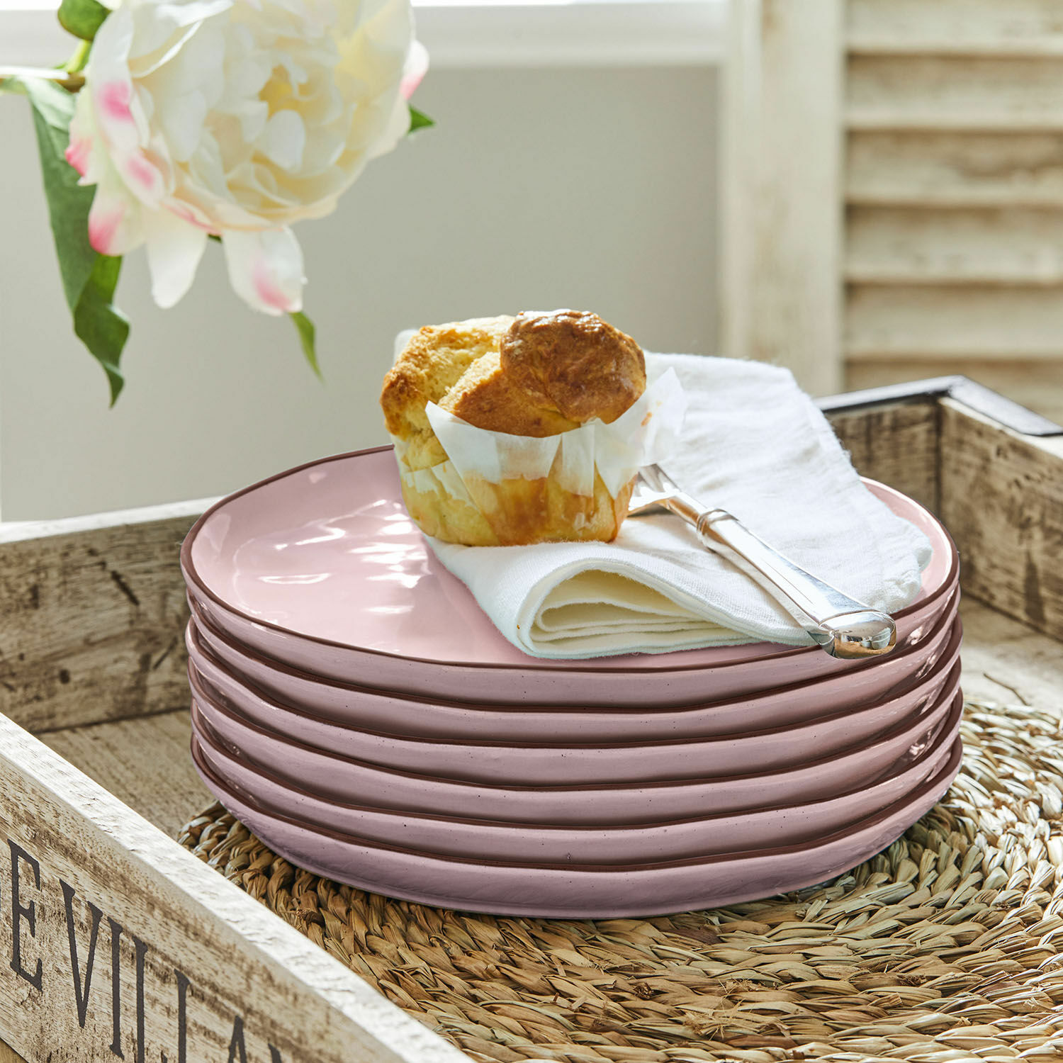Lot de 6 assiettes à dessert Biarré Ensemble d'assiettes en céramique rose avec muffin et serviette blanche sur plateau en bois rustique