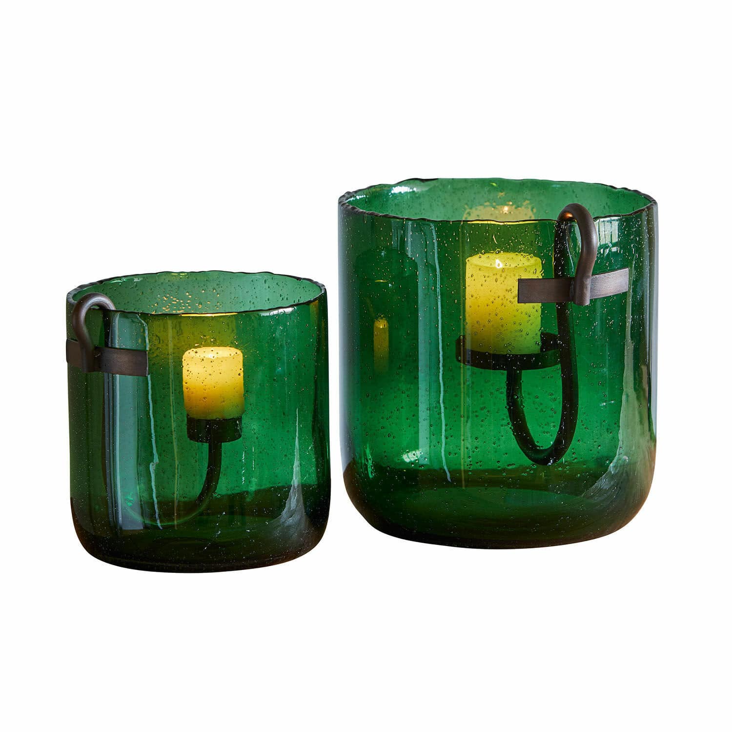 Windlicht set van 2 Ylva Set van twee groene glazen windlichten met metalen handvatten en gele decoratieve kaarsen