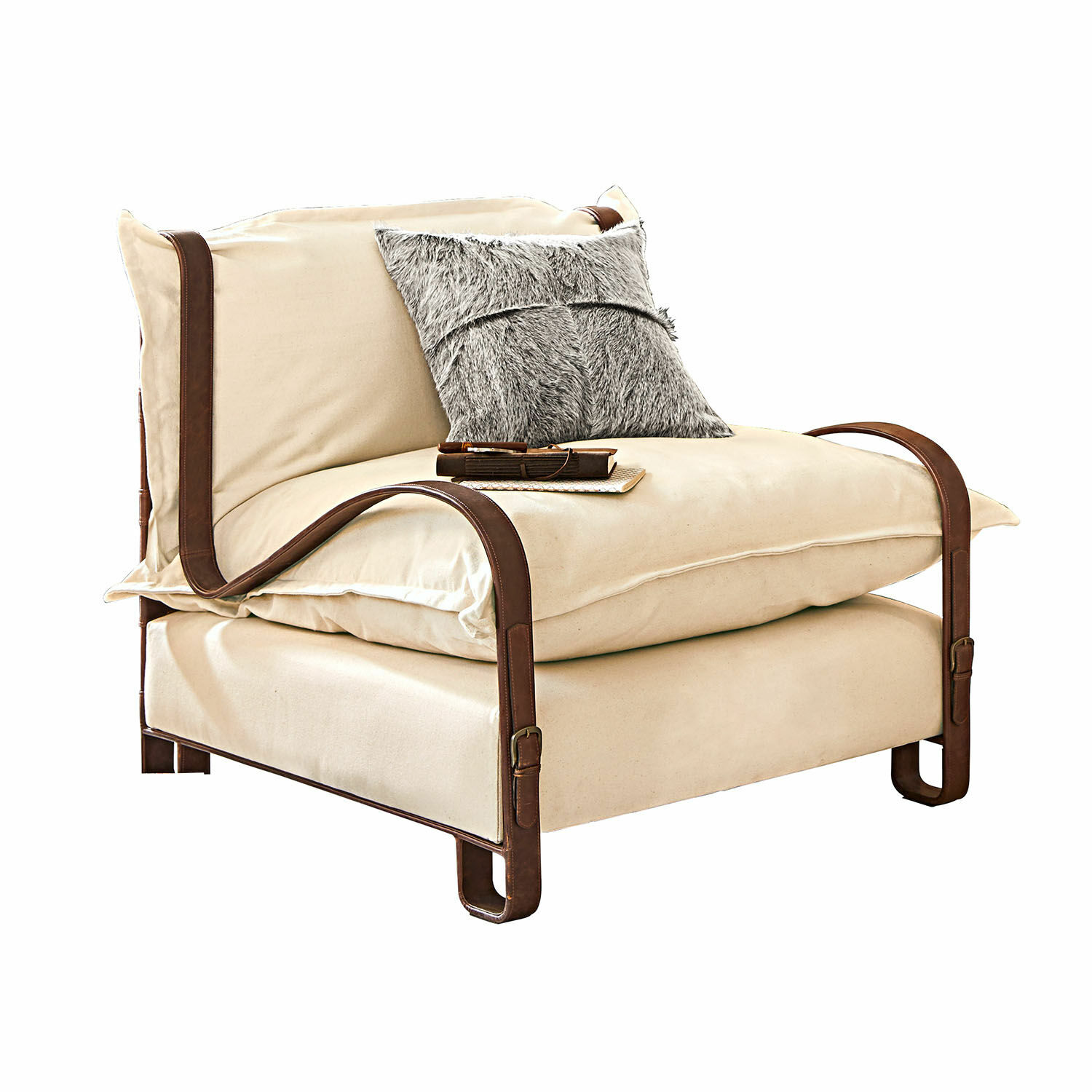 Fauteuil Garsington Fauteuil beige en coton avec sangles en cuir marron et coussin en fausse fourrure grise pour salon