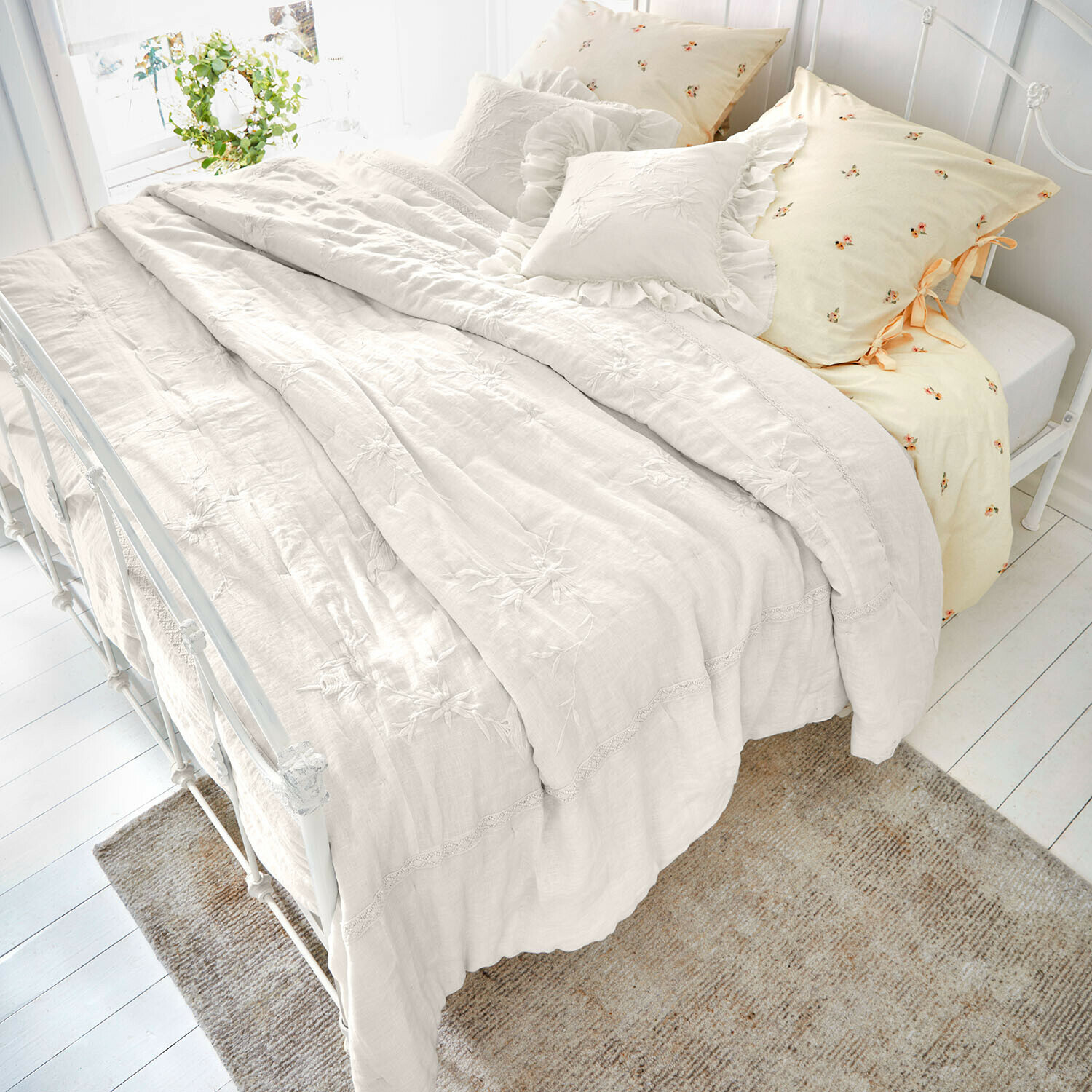 Quilt Norwyn Crèmekleurig linnen beddengoed met geborduurde bloemen en sierkussens, gezellige slaapkamerinrichting