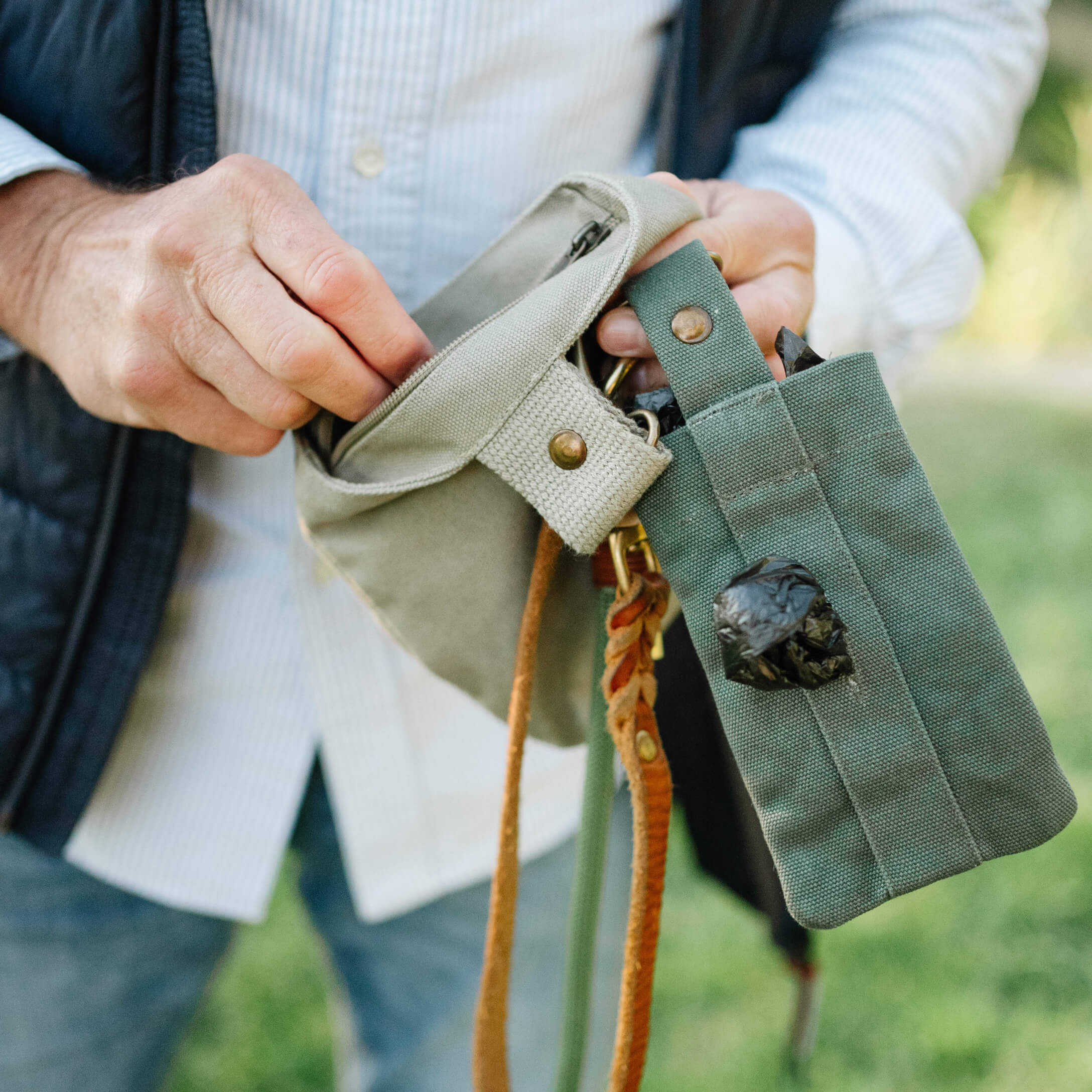 Beige en groene katoenen tas met houder voor hondenpoepzakjes, praktisch accessoire voor wandelingen