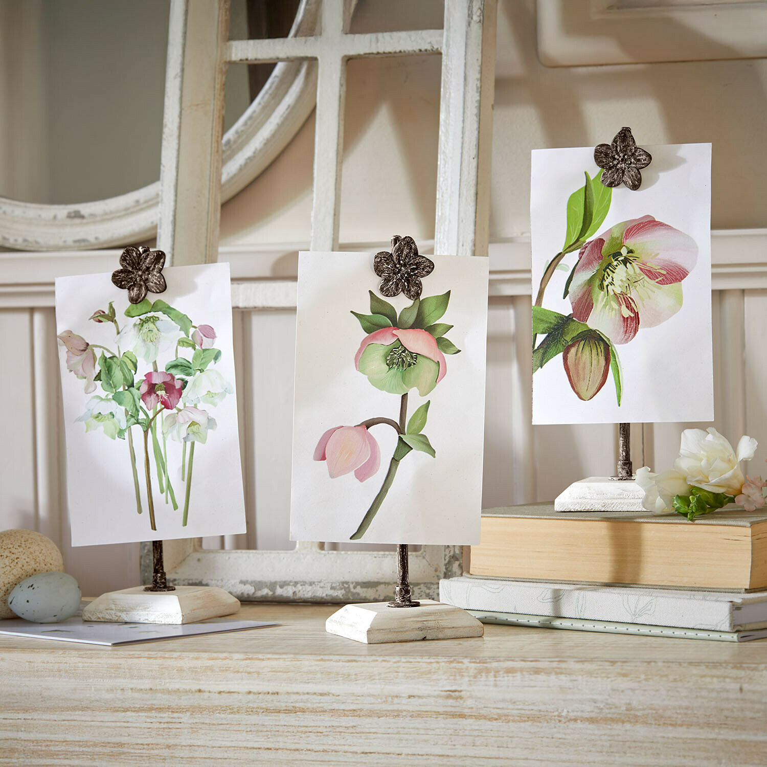 Afbeelding met houder set van 3 Serafinas Drie witte houten fotohouders met metalen bloemclips, stijlvolle tafeldecoratie