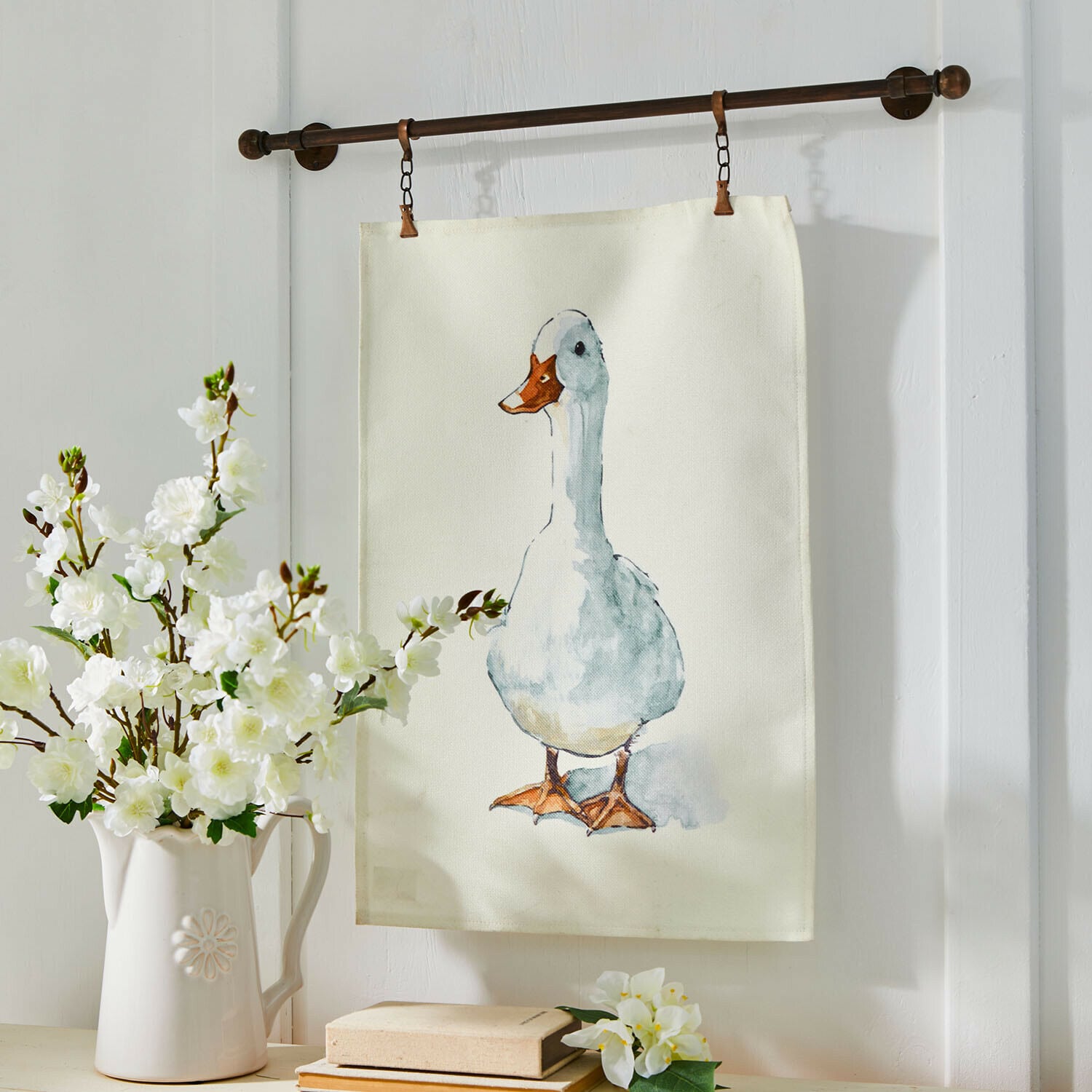 Afbeelding Sunnyo Decoratieve katoenen doek met eendenprint in pasteltinten, hangend aan een metalen stang