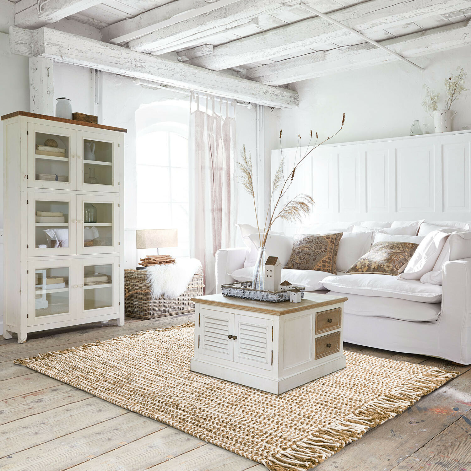 Vloerkleed Yrundal Rustieke woonkamer met witte houten kast en salontafel op jute vloerkleed