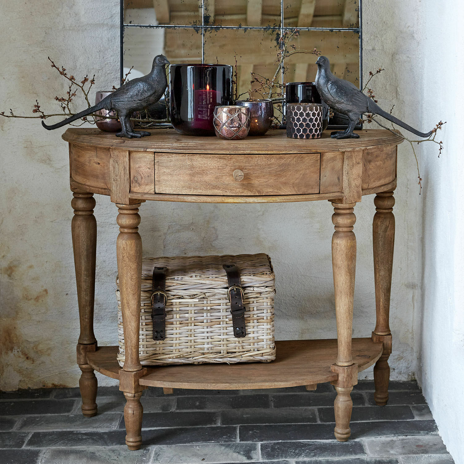 Console Daintique Table en bois avec tiroir, décorée de sculptures d'oiseaux en métal et de bougies dans des contenants en verre foncé