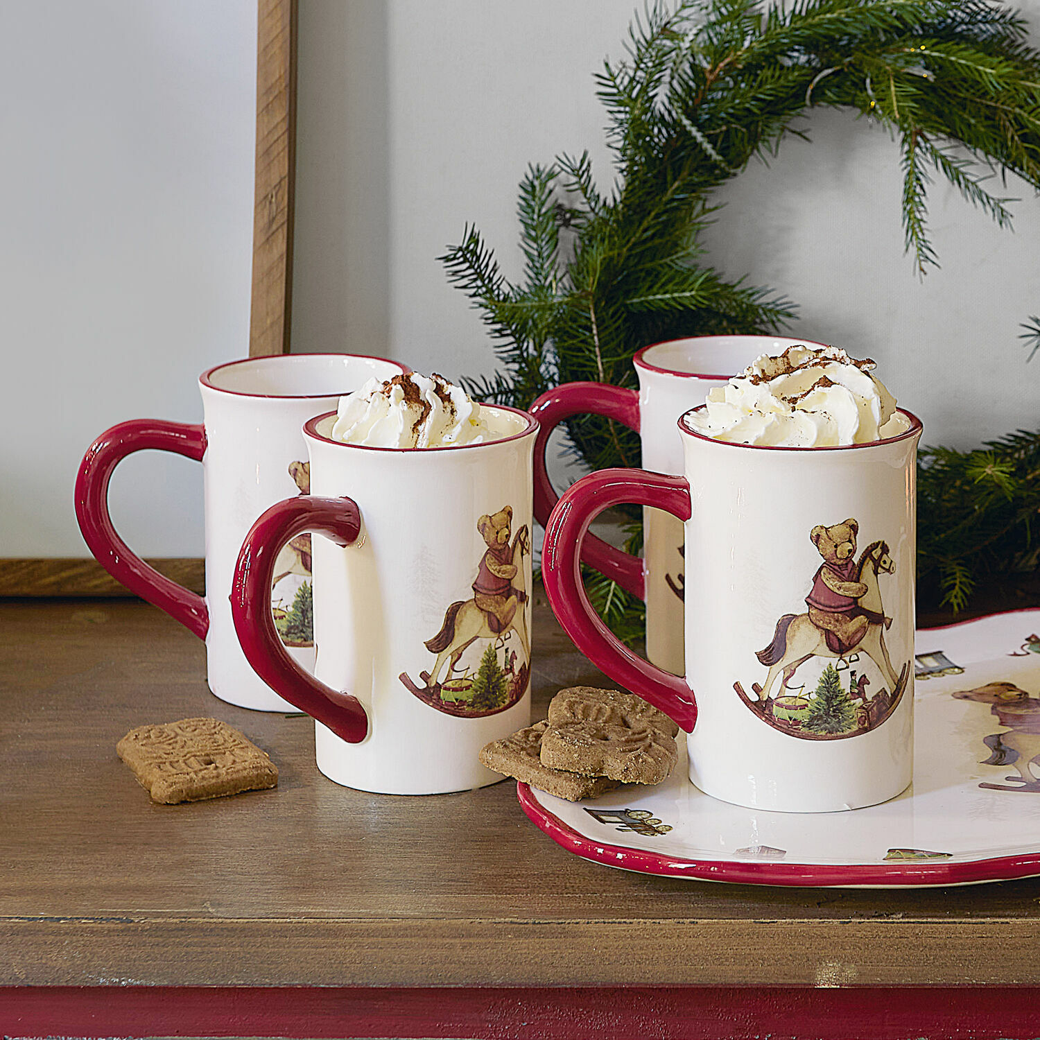 Mok set van 4 Troms Keramische mokken met rode handgreep en beer op hobbelpaard motief, gevuld met slagroom, kerstdecoratie