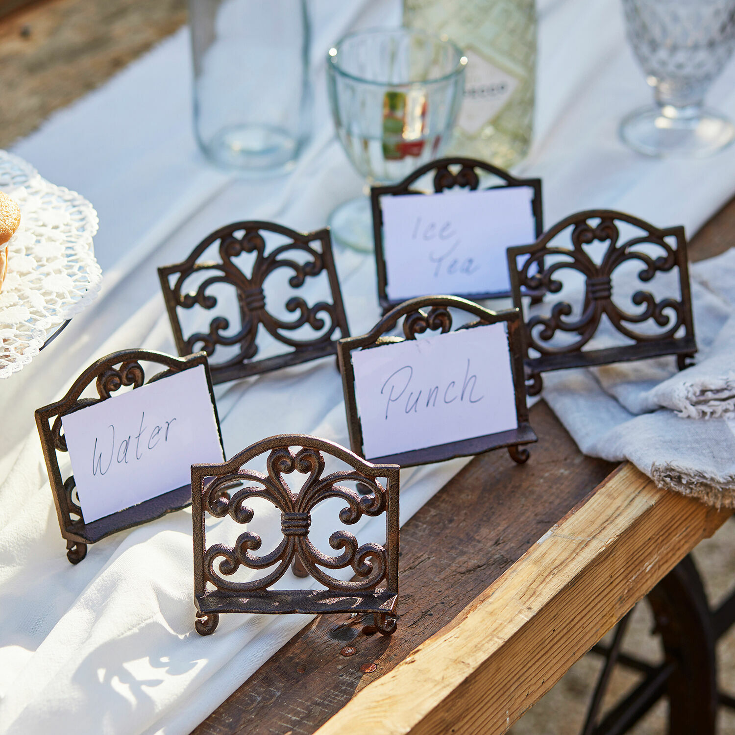 Kaartjeshouder set van 6 Plesnois Metalen kaartjeshouders met roestkleurig decoratief patroon op houten tafel voor dranklabels