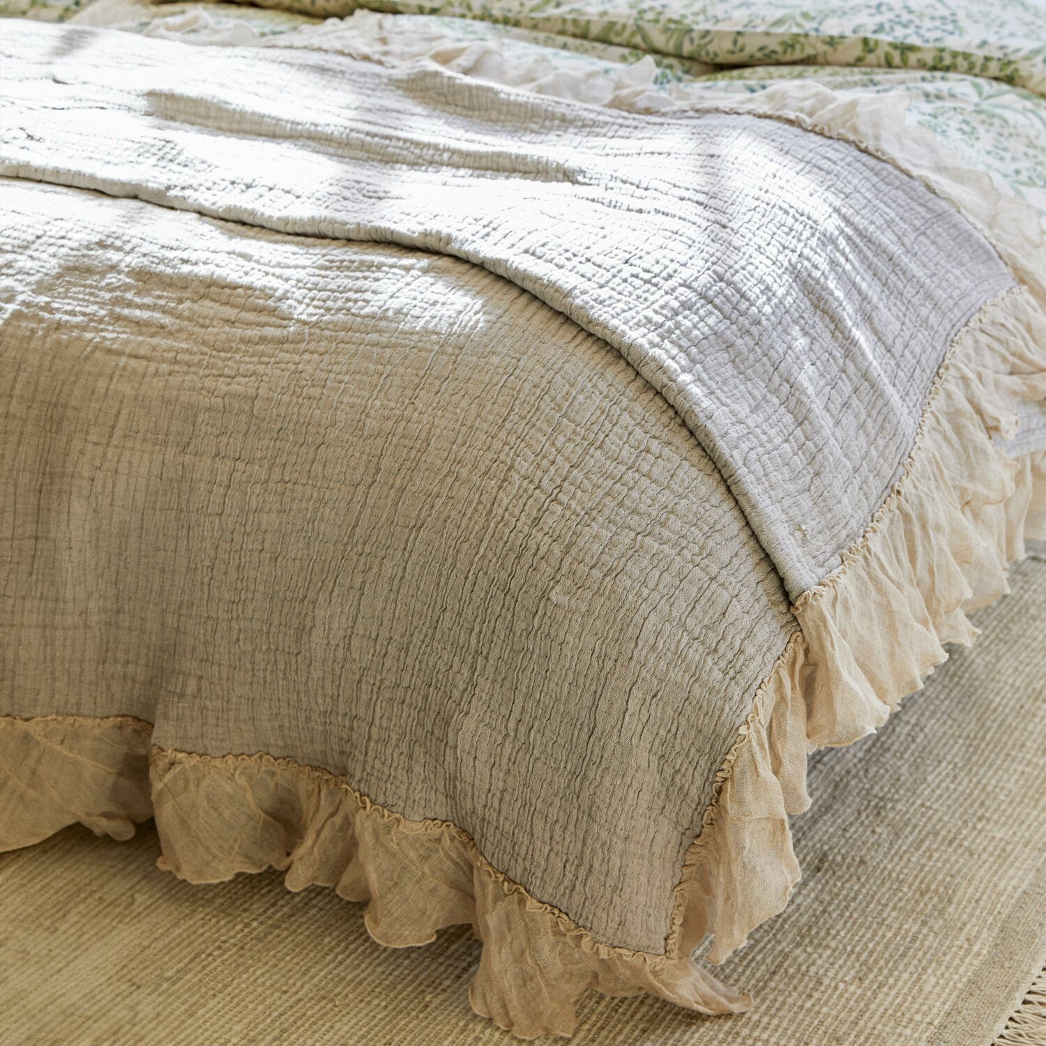 Quilt Lure Beige katoenen bedsprei met ruches, zacht en decoratief, ideaal voor slaapkamer