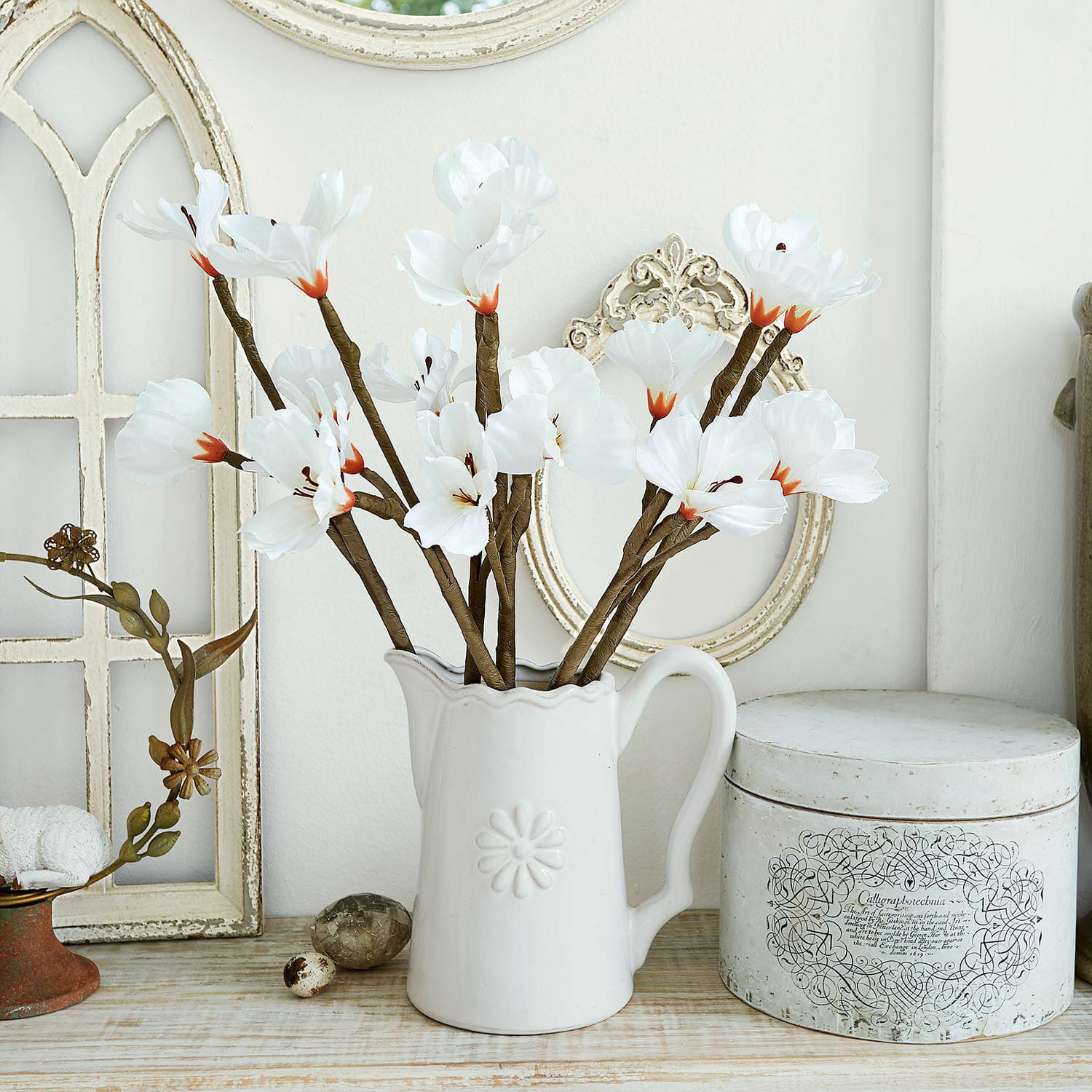 Sierbloem set van 6 Xivale Witte keramische kan met decoratieve stoffen bloemen op een houten tafel in vintage stijl
