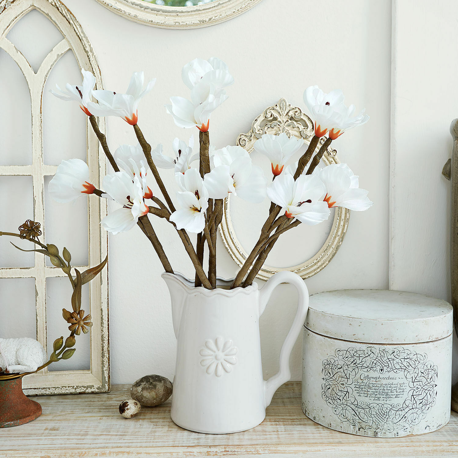 Sierbloem set van 6 Xivale Witte keramische kan met decoratieve stoffen bloemen op een houten tafel in vintage stijl