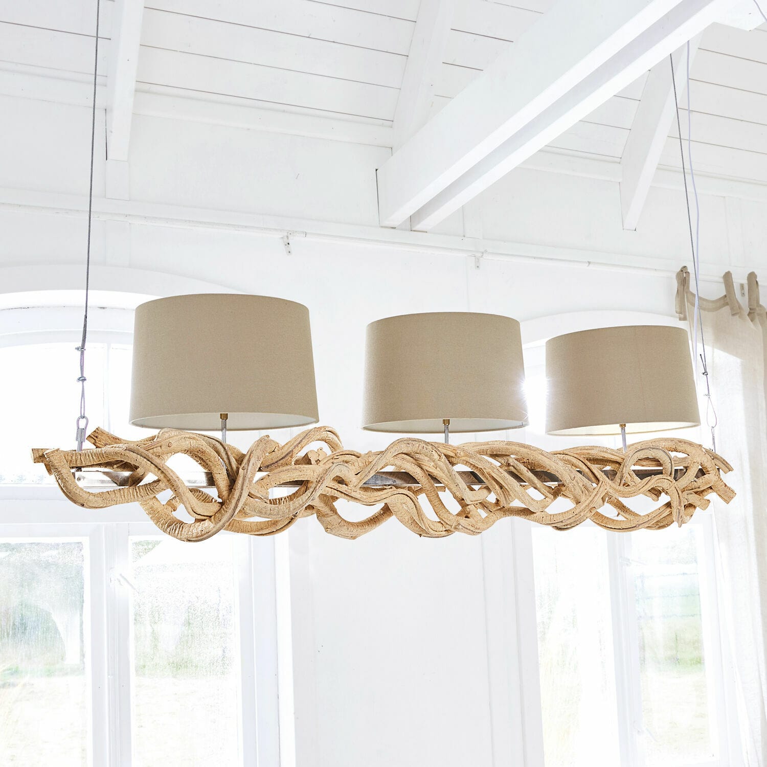Suspension Levas Suspension avec trois abat-jours beiges et cadre en bois tressé couleur naturelle pour intérieur lumineux