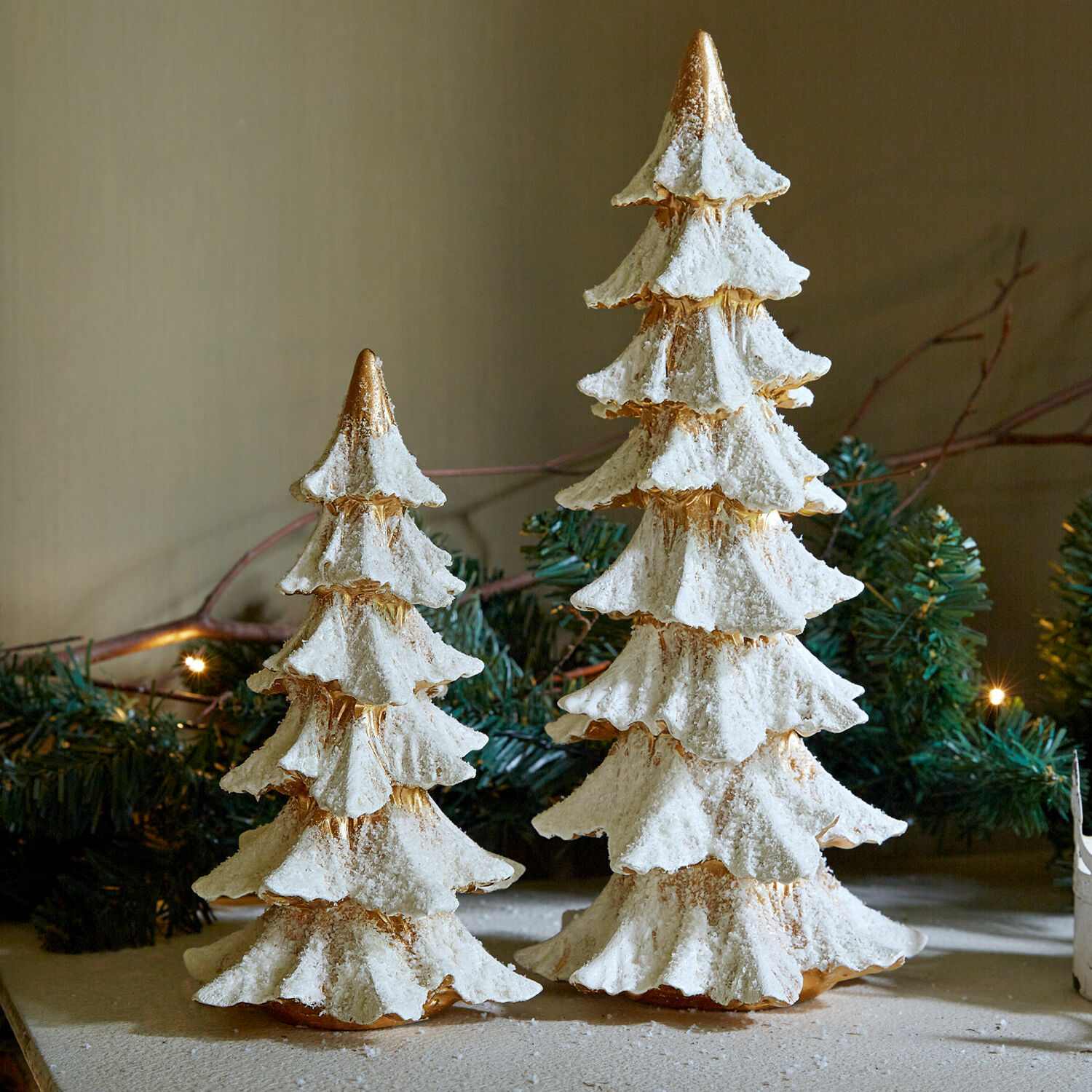 Lot de 2 arbres décoratifs Norbury Décorations sapins blancs avec effet neige, ornements de Noël pour table ou étagère