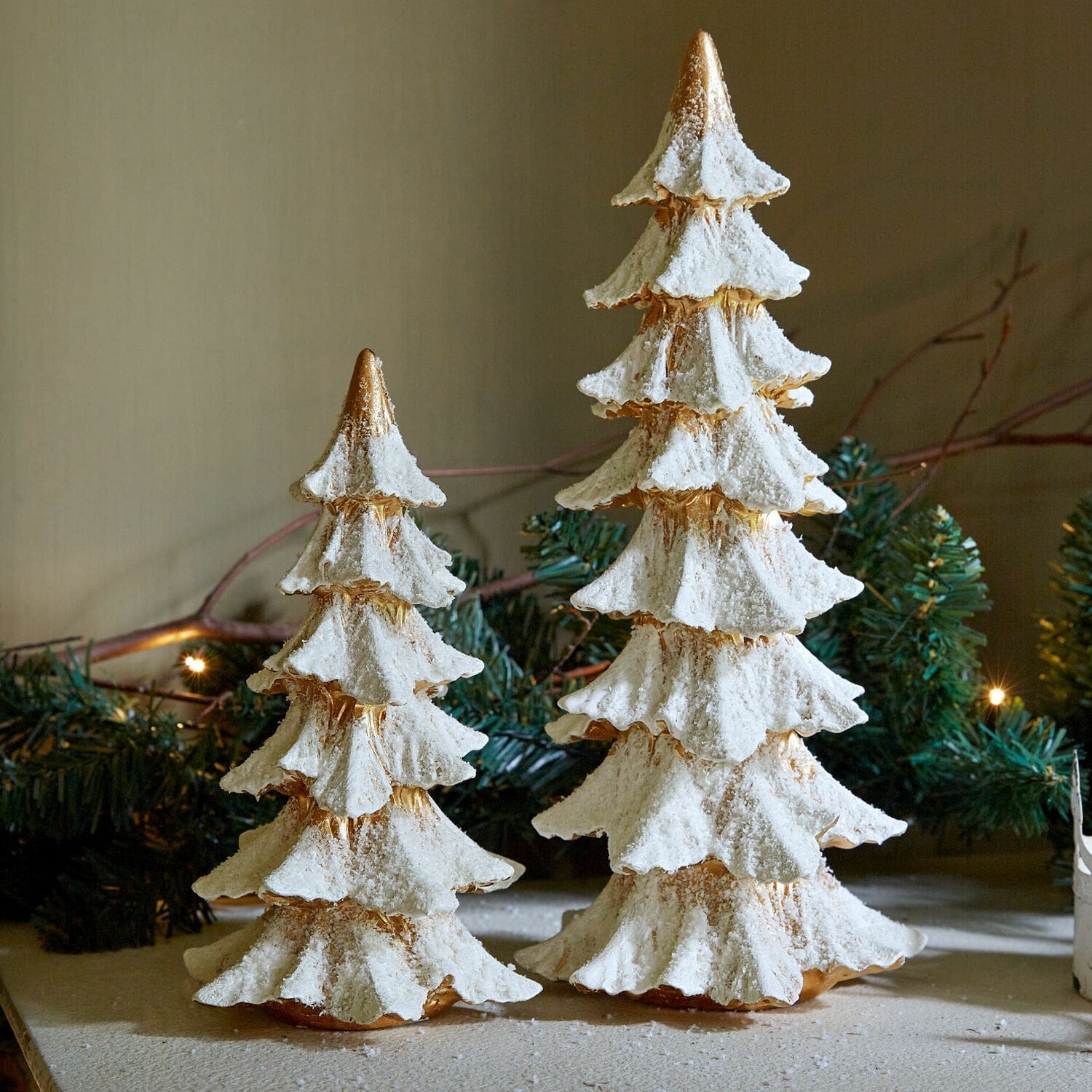 Sierboom set van 2 Norbury Decoratieve witte kerstbomen met sneeuw effect, feestelijke tafel- of plankdecoratie