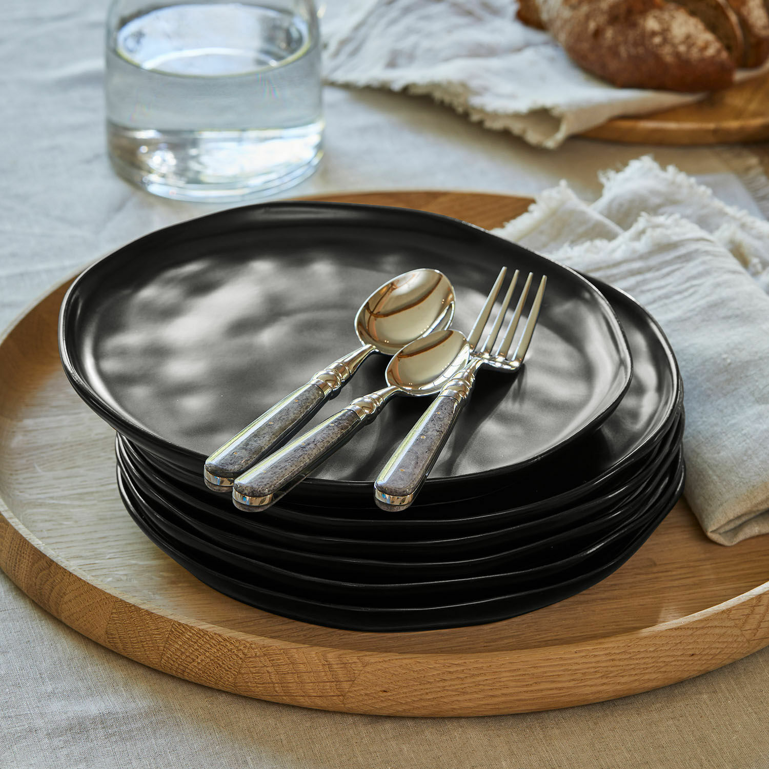 Bord set van 6 Biarré Set zwarte keramische borden op houten dienblad met mes, vork en decoratieve bloem