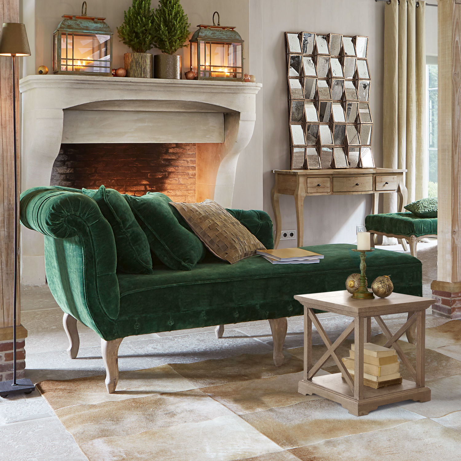 Méridienne Viviani Chaise longue en velours vert avec pieds en bois dans un salon chaleureux avec cheminée et miroir