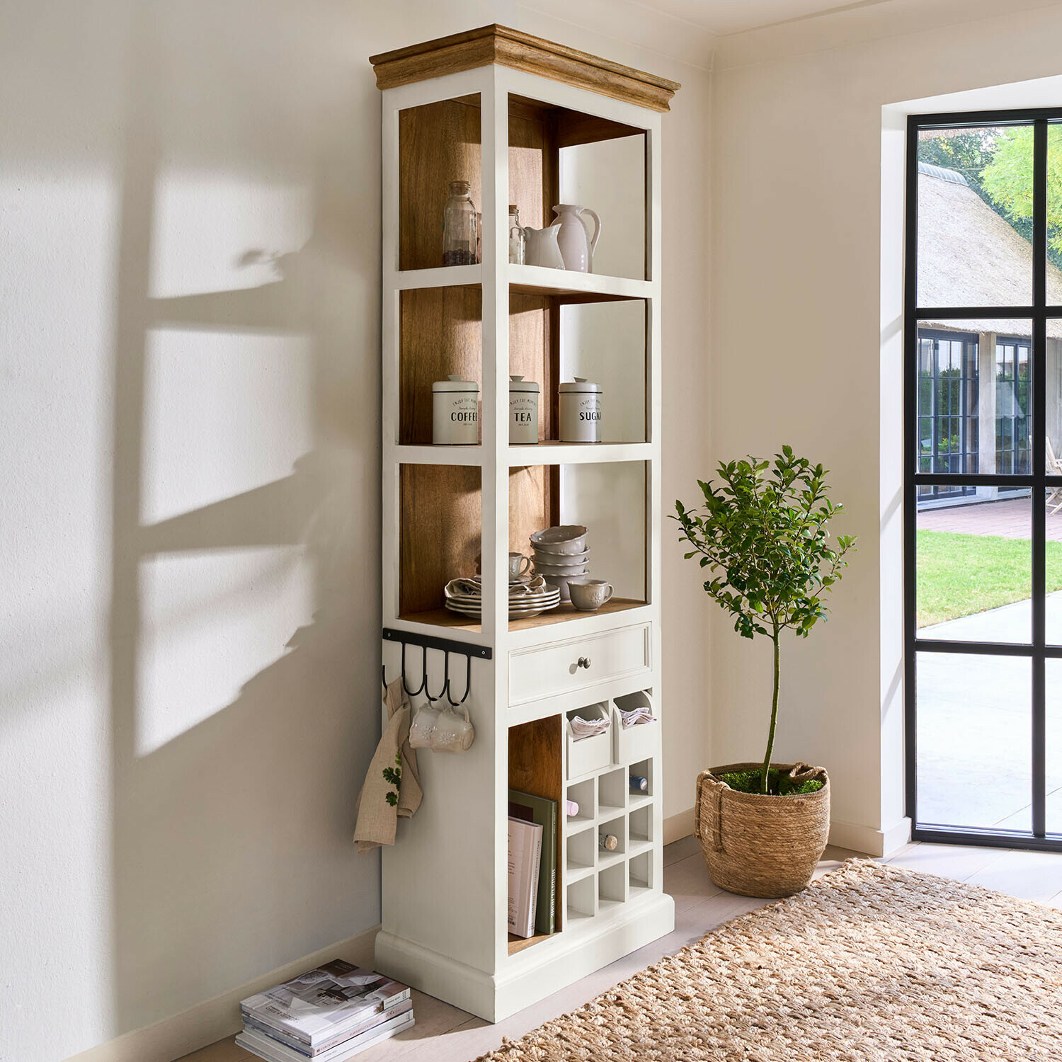 Étagère Kenwick Vitrine d'angle en bois blanc et naturel avec étagères et rangement pour bouteilles de vin