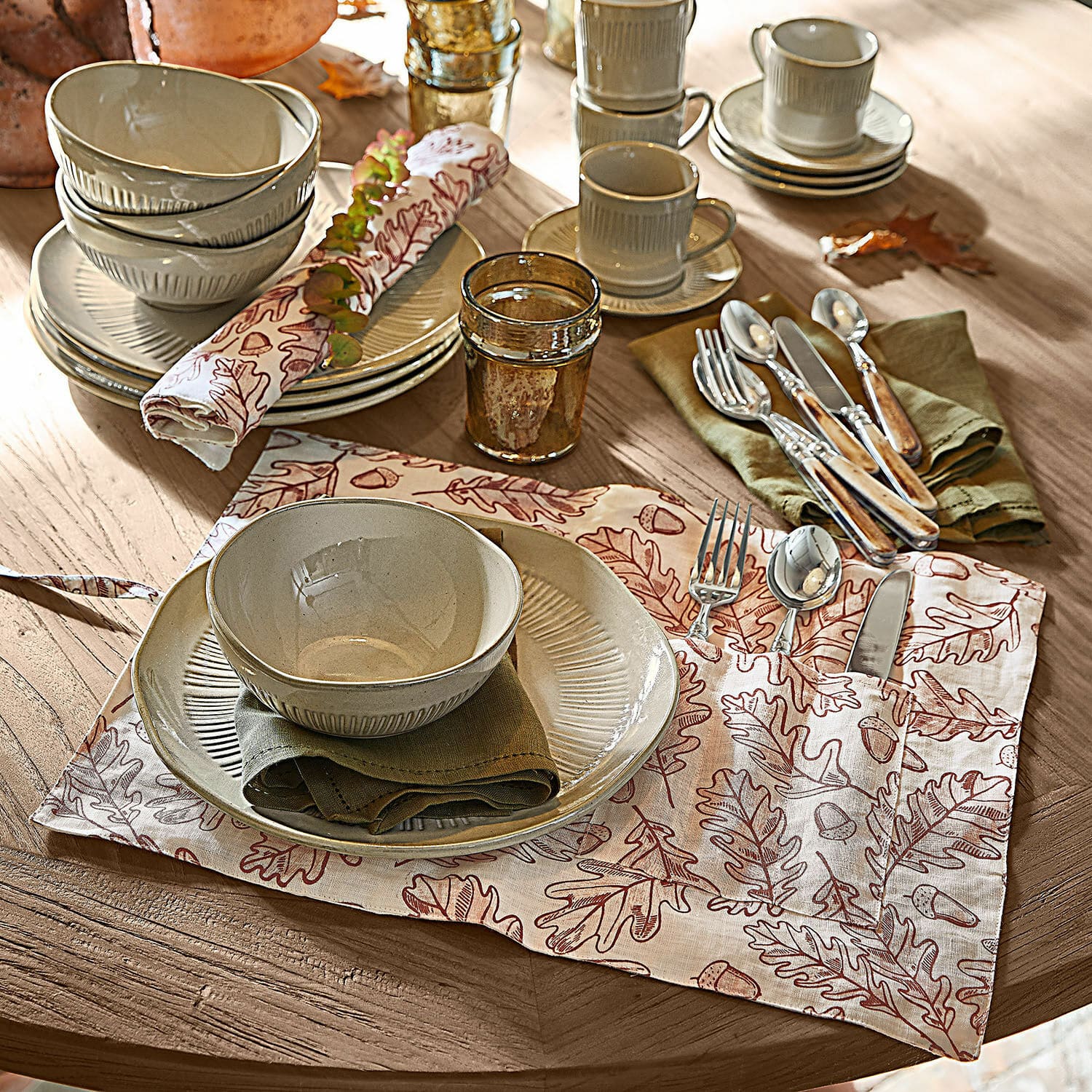 Lot de 2 sets de table Qubinal Ensemble d'assiettes et bols en céramique beige sur table en bois avec nappe décorative à feuilles