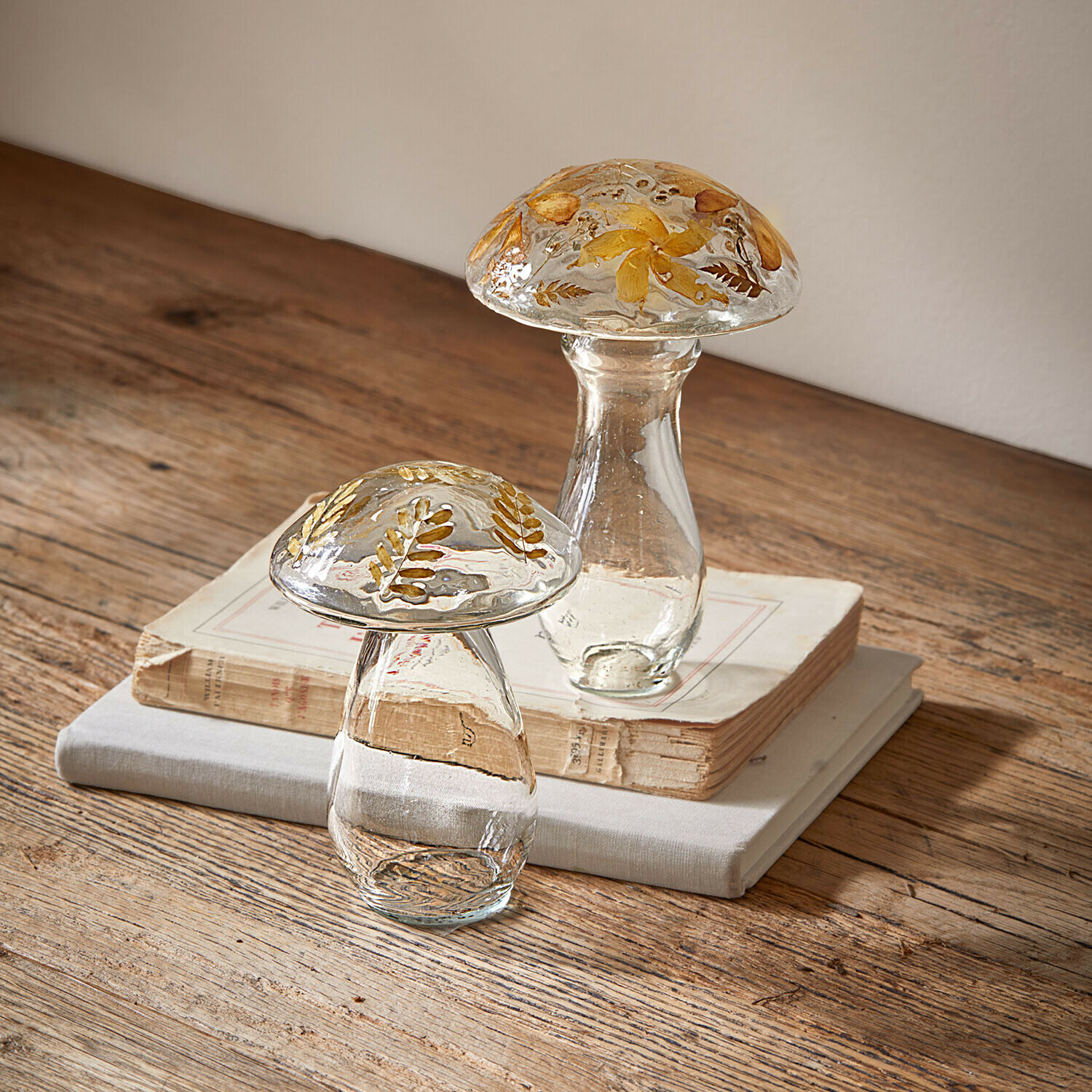 Sierpaddenstoel set van 2 Émurise Glazen paddenstoeldecoraties met gele gedroogde bloemen op houten tafel