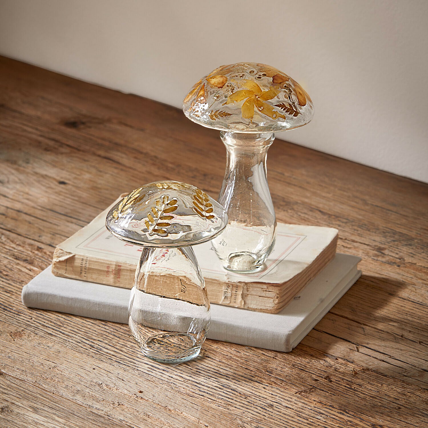Sierpaddenstoel set van 2 Émurise Glazen paddenstoeldecoraties met gele gedroogde bloemen op houten tafel