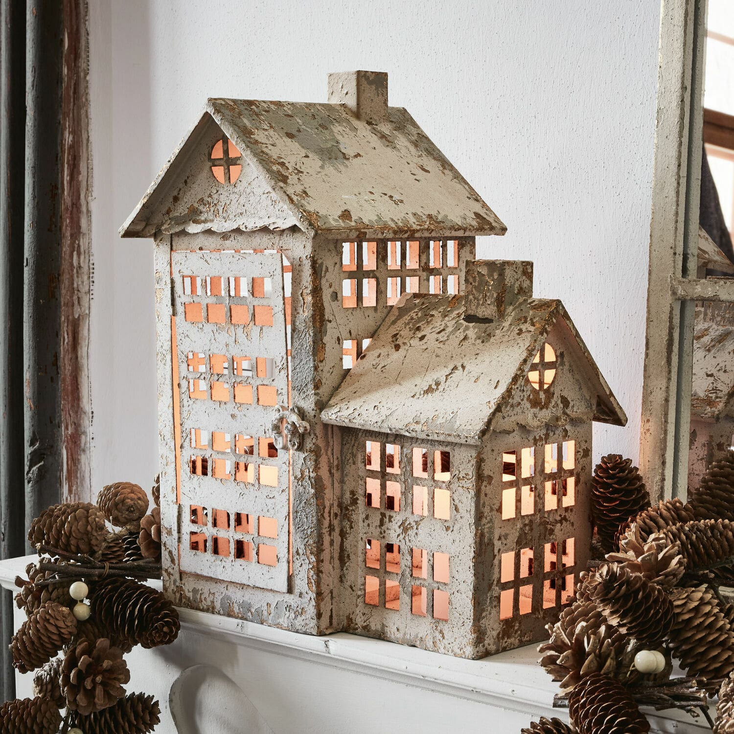 Lanterne Bélis Lanterne décorative en forme de maison en métal blanc vieilli avec lumière chaude à l'intérieur